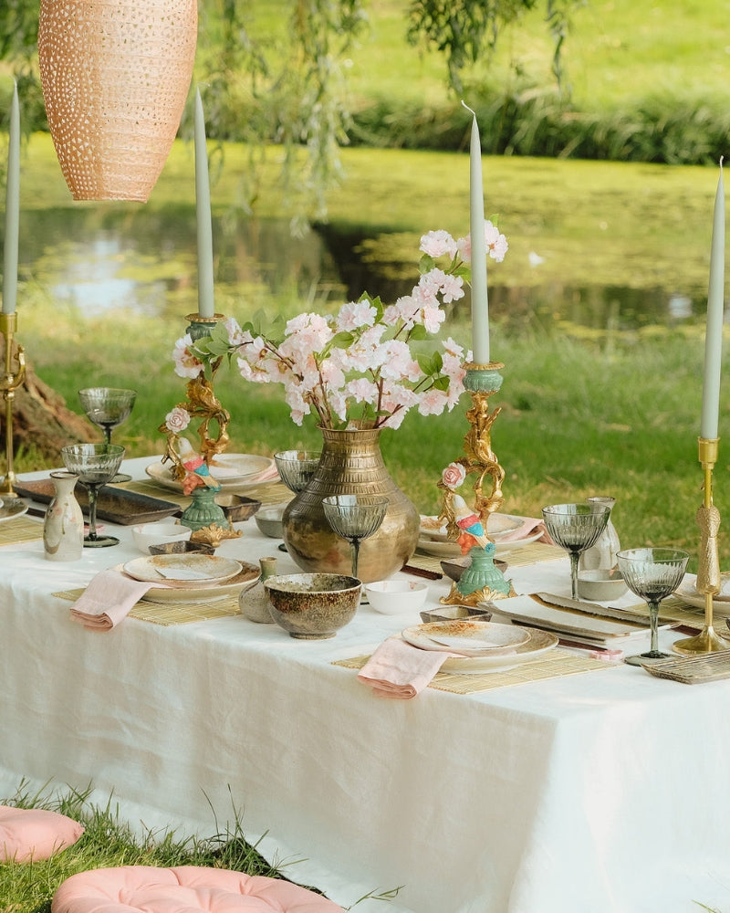 Japanse tafelsetting met zachte kleuren roze, salie groen en beige, perfect gestyled voor een aziatische dinner party