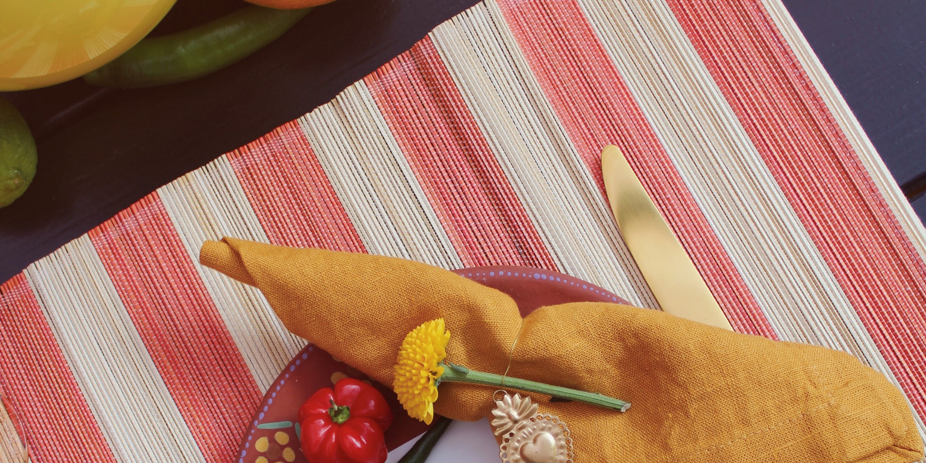 Flatlay van een kleurrijk gedekte zomertafel in Louisa’s Fiesta-thema, met Mexicaanse tafeldecoratie en vrolijke details.