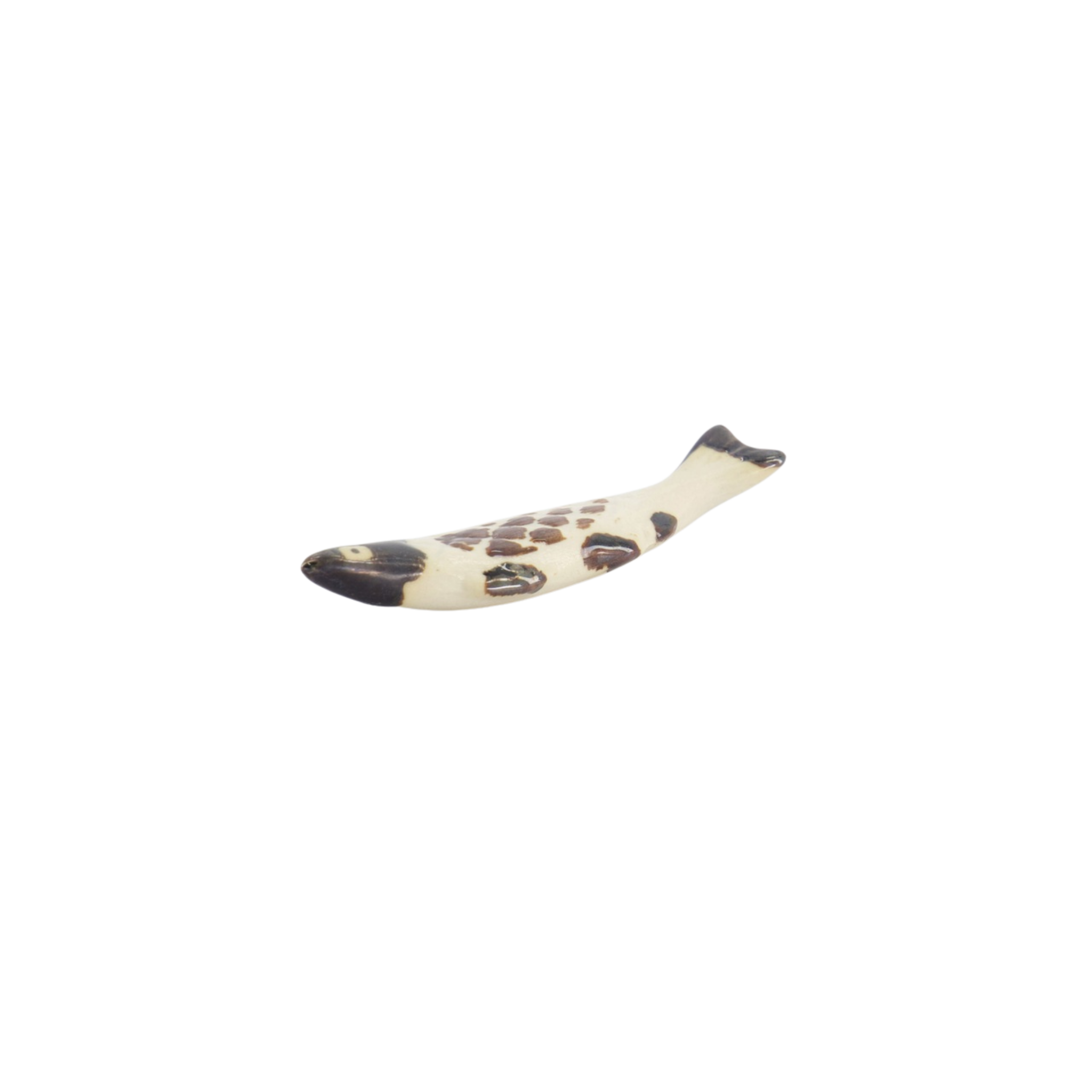 Bruine keramische eetstokjeshouder in de vorm van een visje van Tokyo Design Studio.