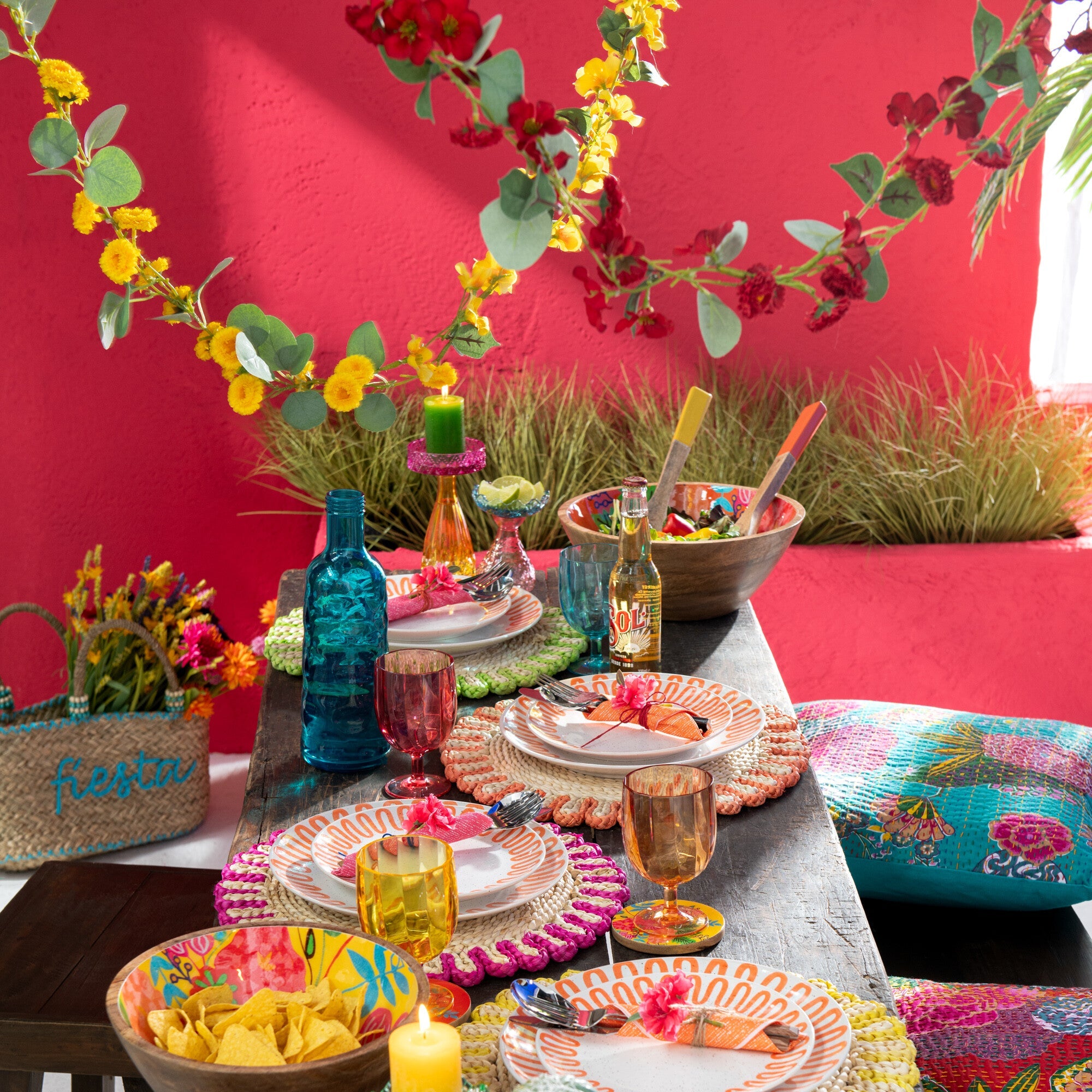 Kleurrijke bloemenslingers uit de Louisa’s Fiesta collectie – zomerse tafelsetting geïnspireerd op Mexico, perfect voor een unieke dinner party.