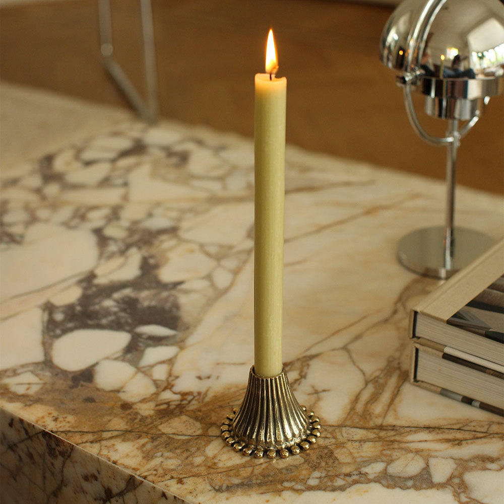 Gezellige tafelsetting met de Aya Kandelaar – unieke handgemaakte kandelaar uit India van Doing Goods