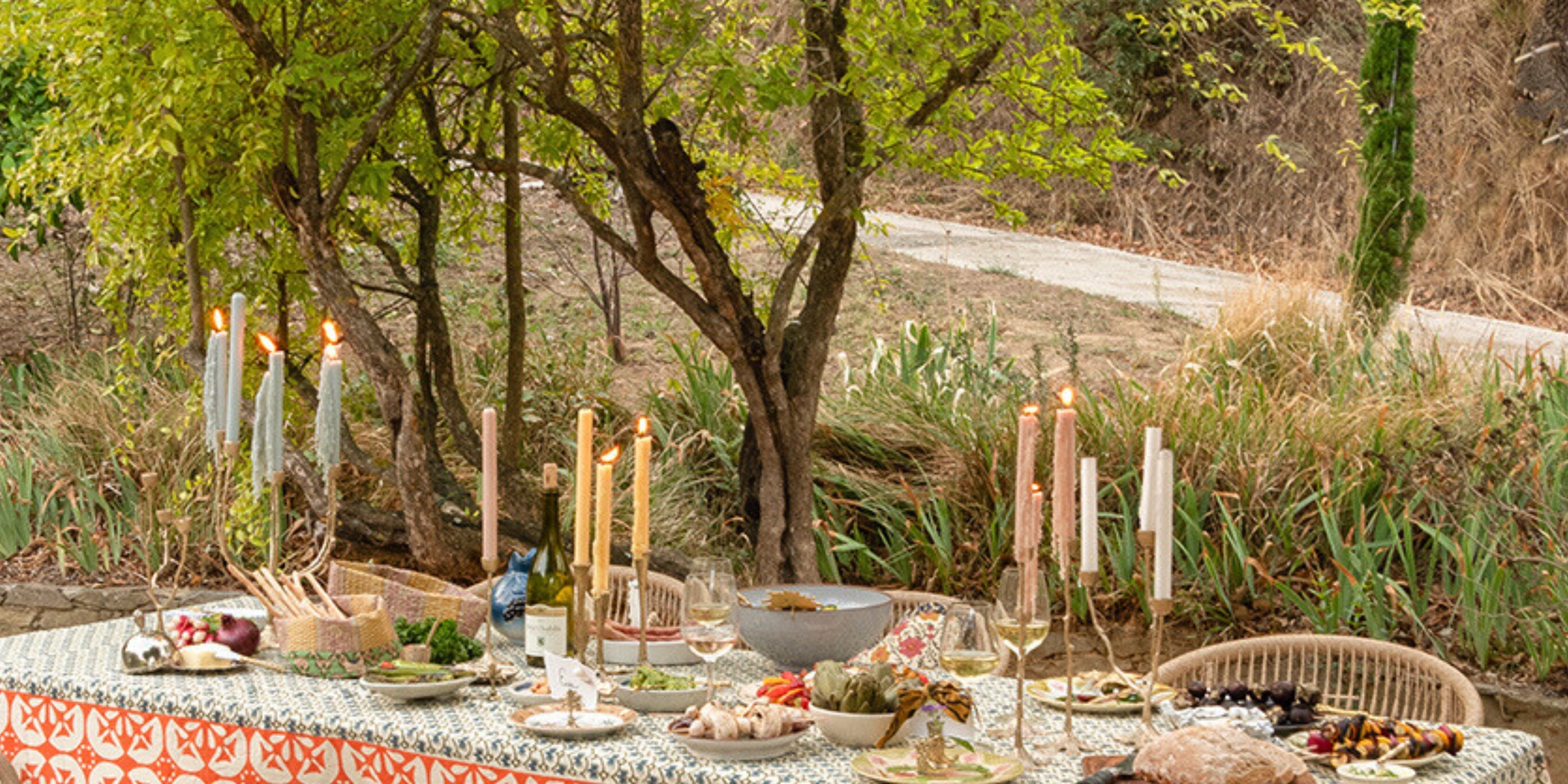 Mediterrane tafelsetting met warme kleuren terracotta, paars en olijfgroen, perfect gestyled voor een zomerse dinner party