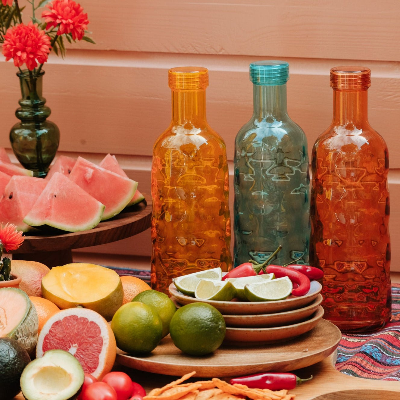 Kleurrijke karaf uit de Louisa’s Fiesta collectie – zomerse tafelsetting geïnspireerd op Mexico, perfect voor een unieke dinner party.