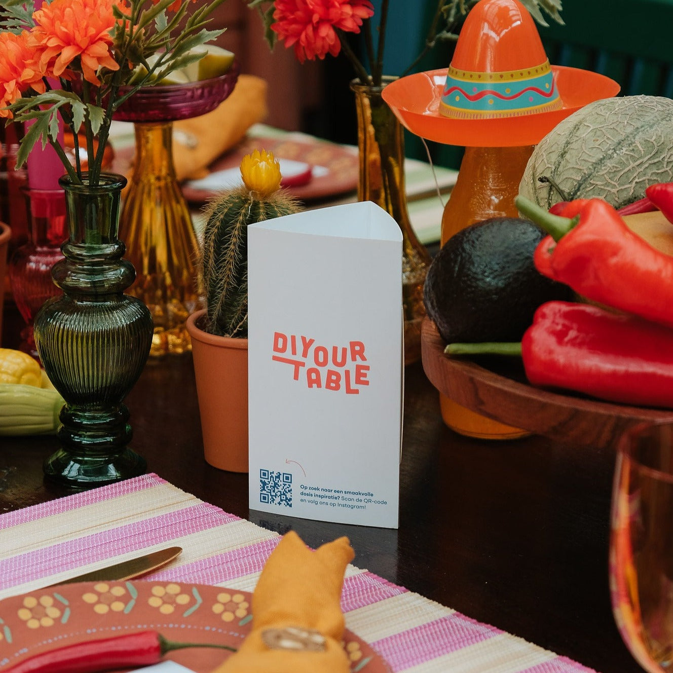 Kaartjes op tafel met verhalen en dankbaarheid in kleurrijk thema