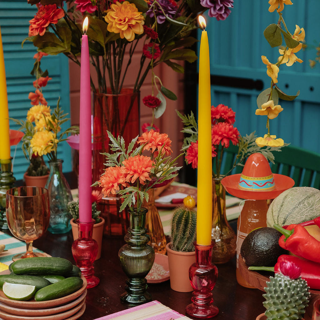 Kleurrijke duurzame dinerkaarsen uit de Louisa’s Fiesta collectie – zomerse tafelsetting geïnspireerd op Mexico, perfect voor een unieke dinner party.