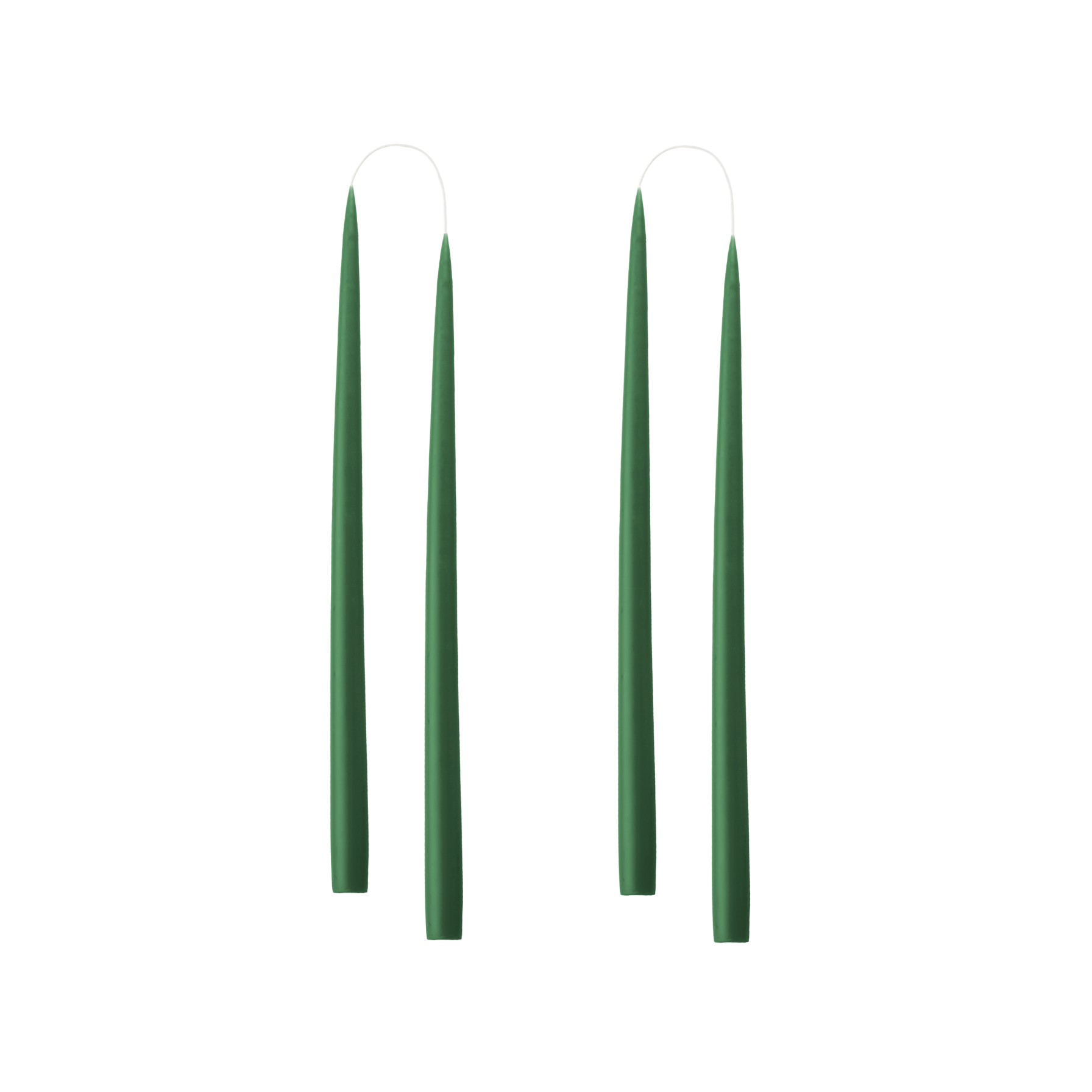 Handgedipte groene dinerkaars van Kunstindustrien, luxe en milieuvriendelijk, perfect voor een warme en stijlvolle tafelsetting.