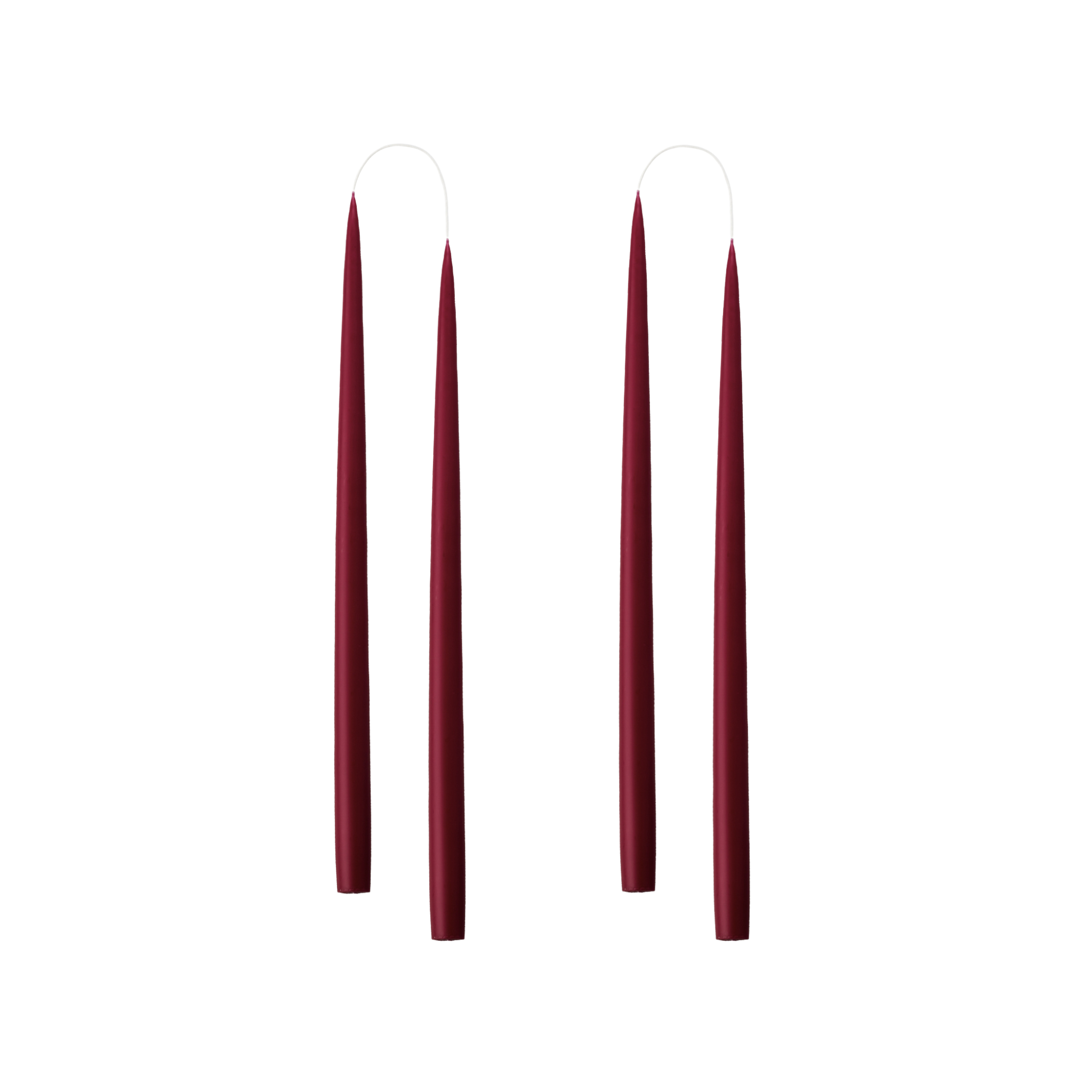 Handgedipte bordeauxrode dinerkaars van Kunstindustrien, luxe en milieuvriendelijk, perfect voor een warme en stijlvolle tafelsetting.