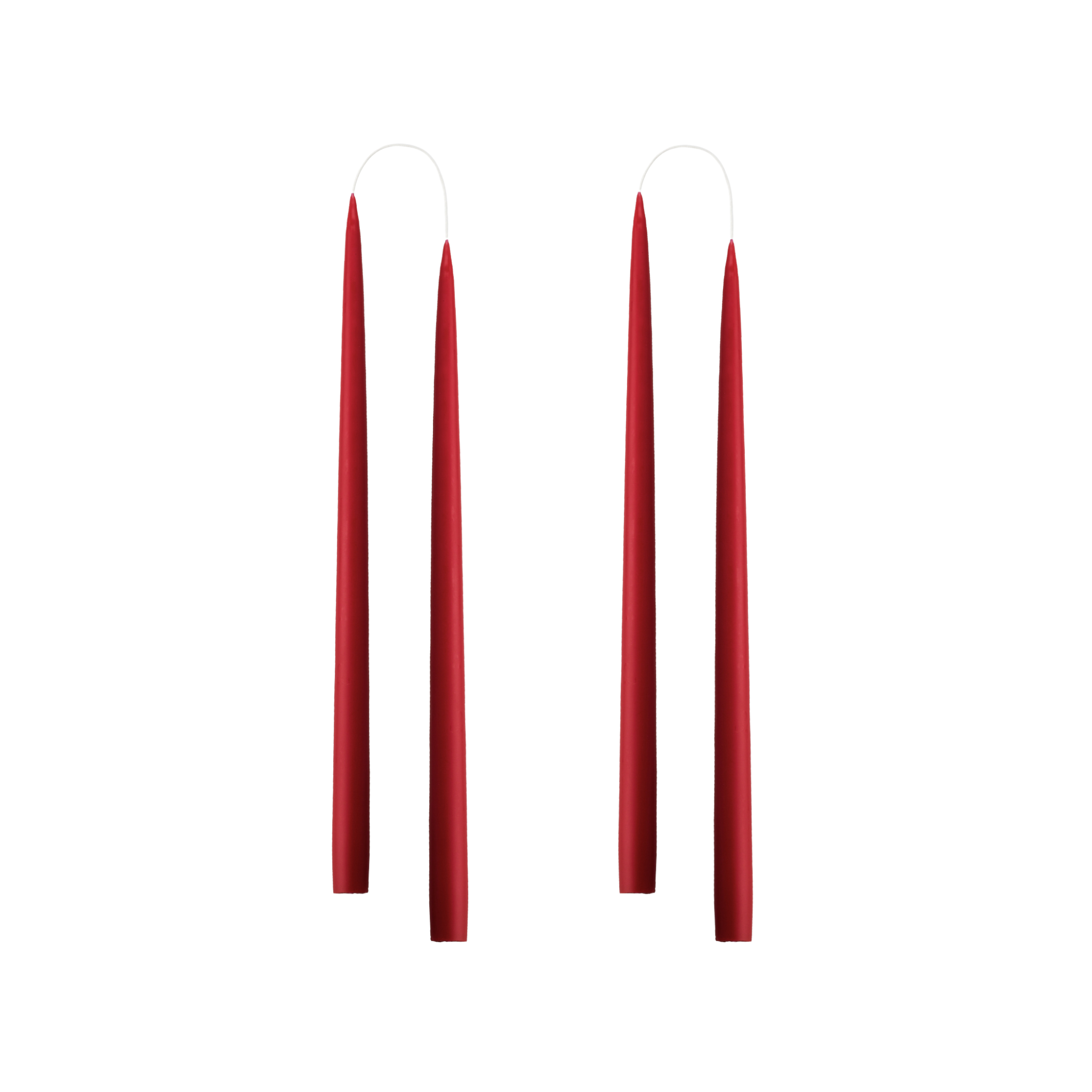 Handgedipte donkerrode dinerkaars van Kunstindustrien, luxe en milieuvriendelijk, ideaal voor een sfeervolle tafelsetting.