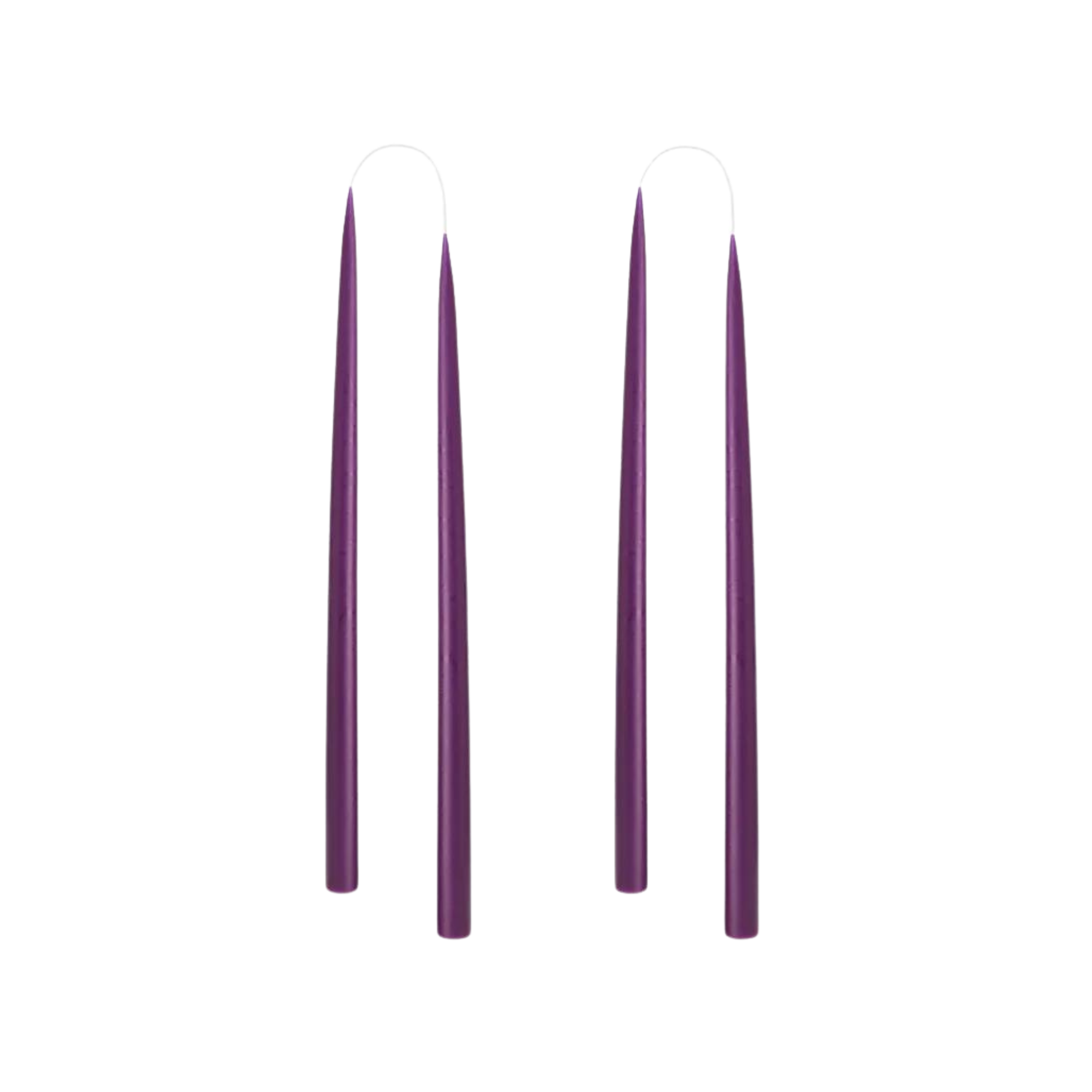 Handgedipte paarse dinerkaars van Kunstindustrien, luxe en milieuvriendelijk, perfect voor een warme en stijlvolle tafelsetting.