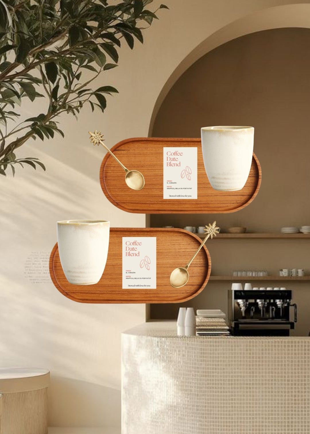 Café at Home bundel met houten dienblad, keramische koffiekopjes en goudkleurige lepeltjes.