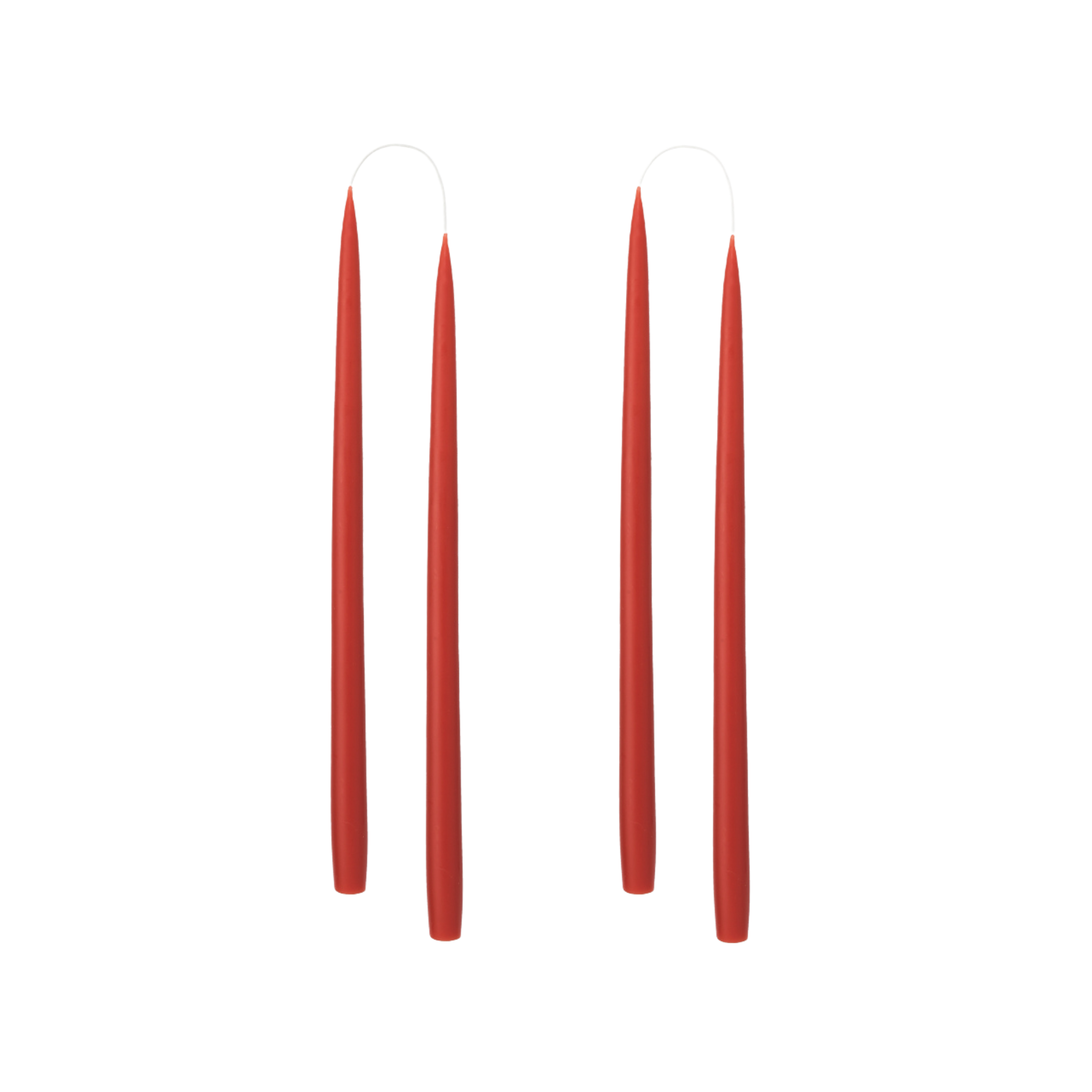 Handgedipte roestige dinerkaars van Kunstindustrien, luxe en milieuvriendelijk, perfect voor een warme en stijlvolle tafelsetting.