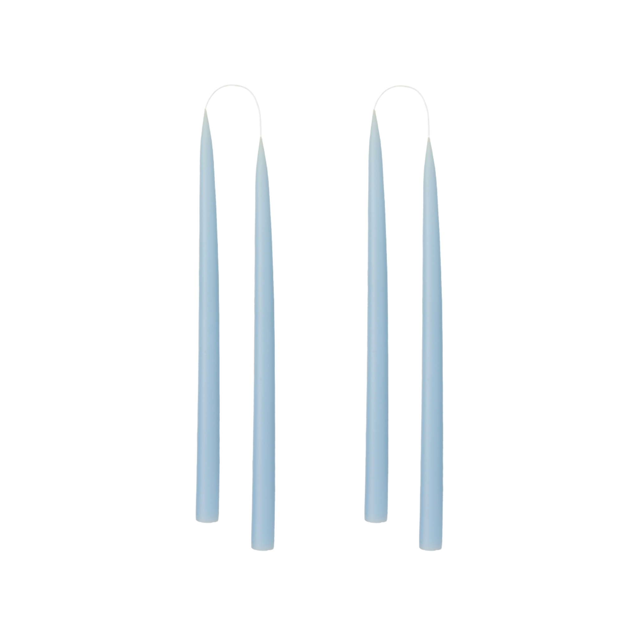 Handgedipte pastelblauwe dinerkaars van Kunstindustrien, luxe en milieuvriendelijk, perfect voor een warme en stijlvolle tafelsetting.