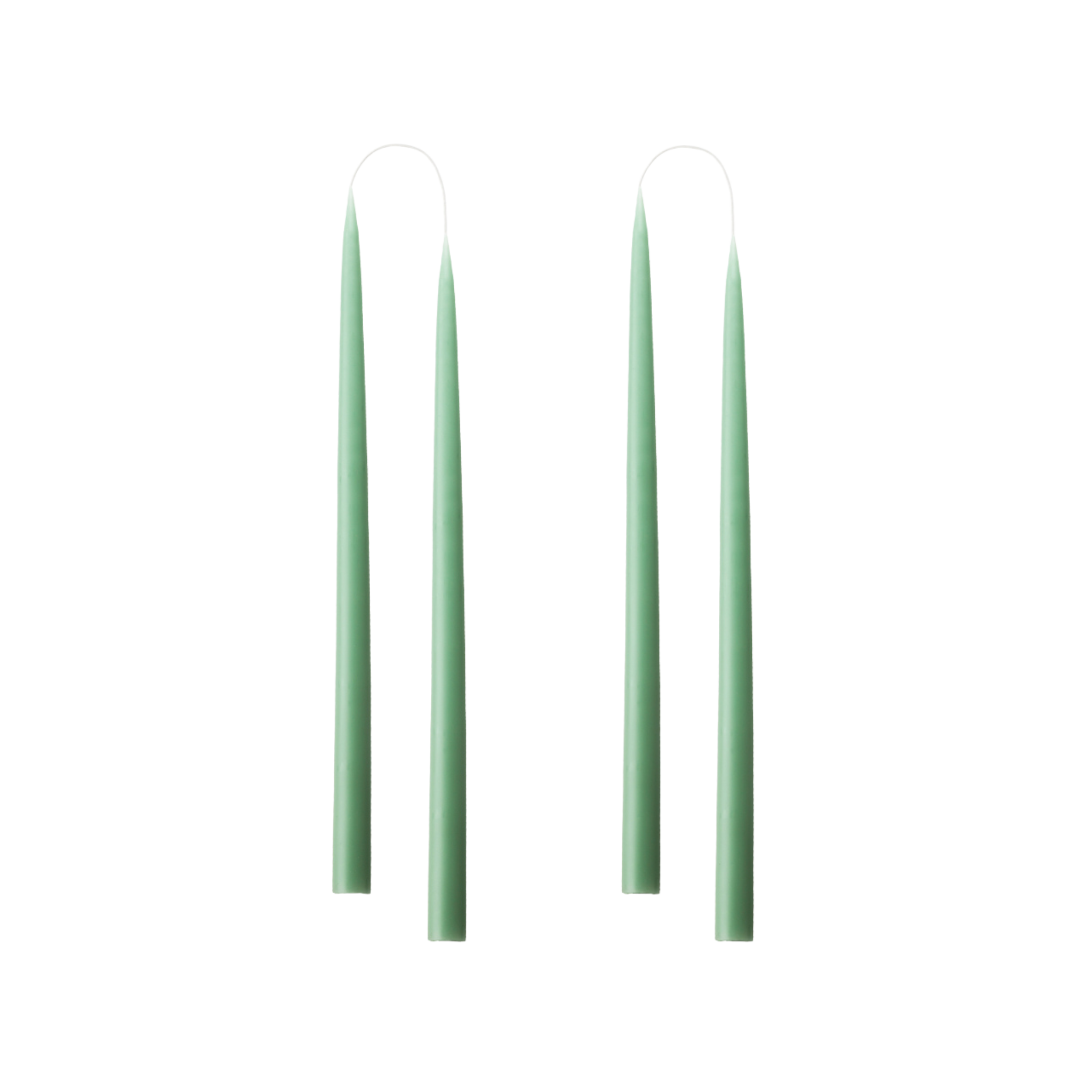 Handgedipte saliegroene dinerkaars van Kunstindustrien, luxe en milieuvriendelijk, perfect voor een warme en stijlvolle tafelsetting.