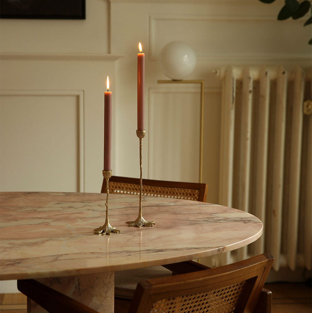 Tafelsetting met de Misty Tree Kandelaar - unieke handgemaakte kandelaar van gerecycled messing van Doing Goods