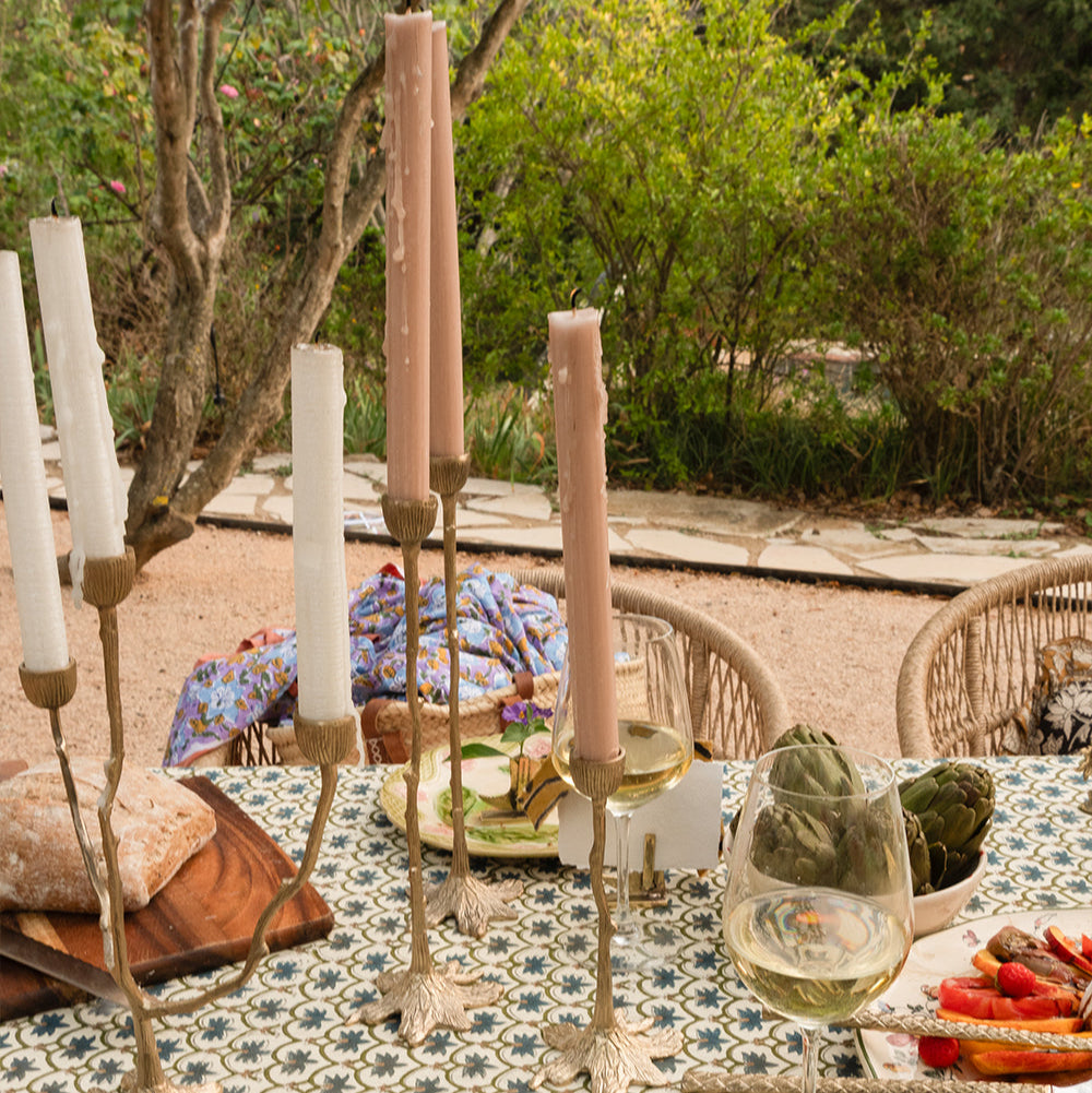 Mediterraanse Tafelsetting met de Misty Tree Kandelaar - unieke handgemaakte kandelaar van gerecycled messing van Doing Goods