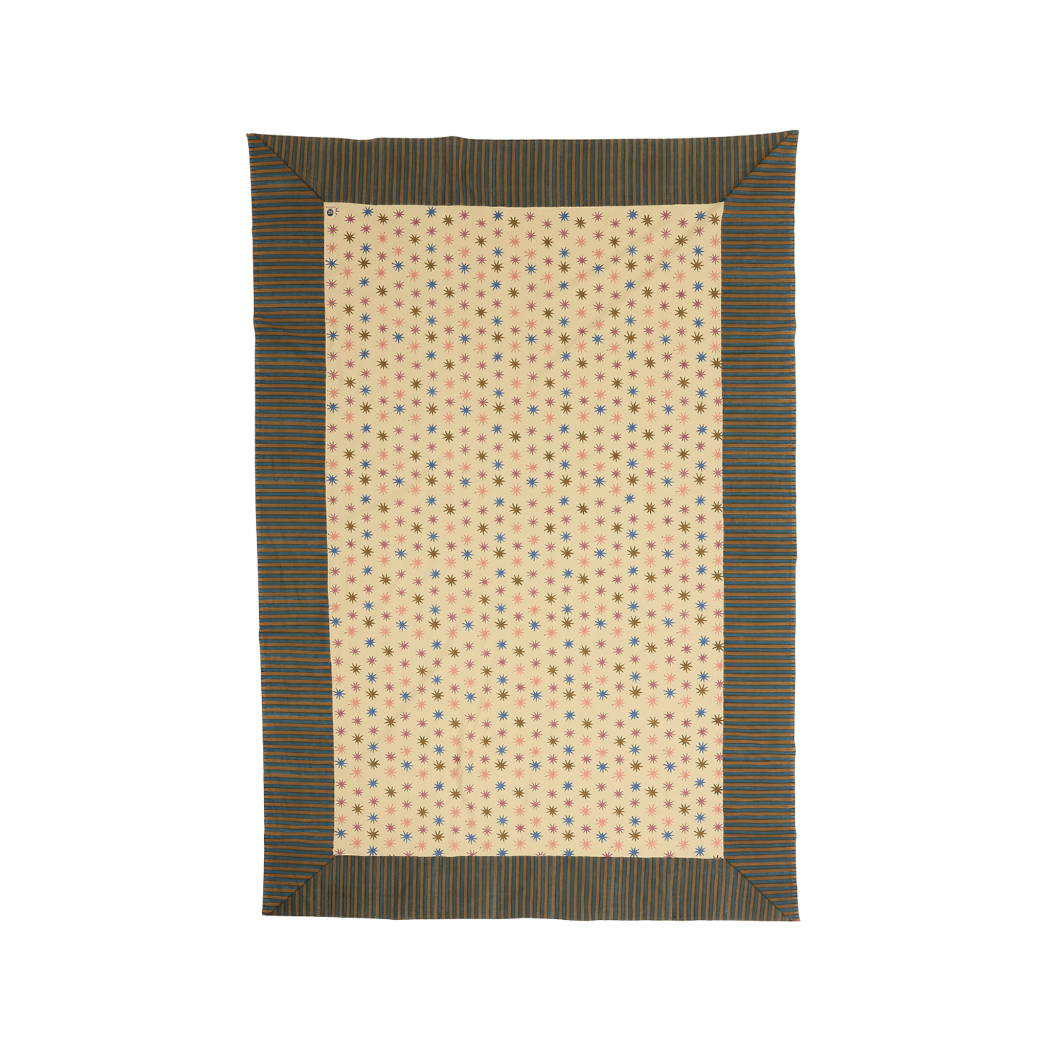 Handgemaakt Noa Sterren Tafelkleed van Doing Goods met kleurrijke sterren en beige achtergrond.