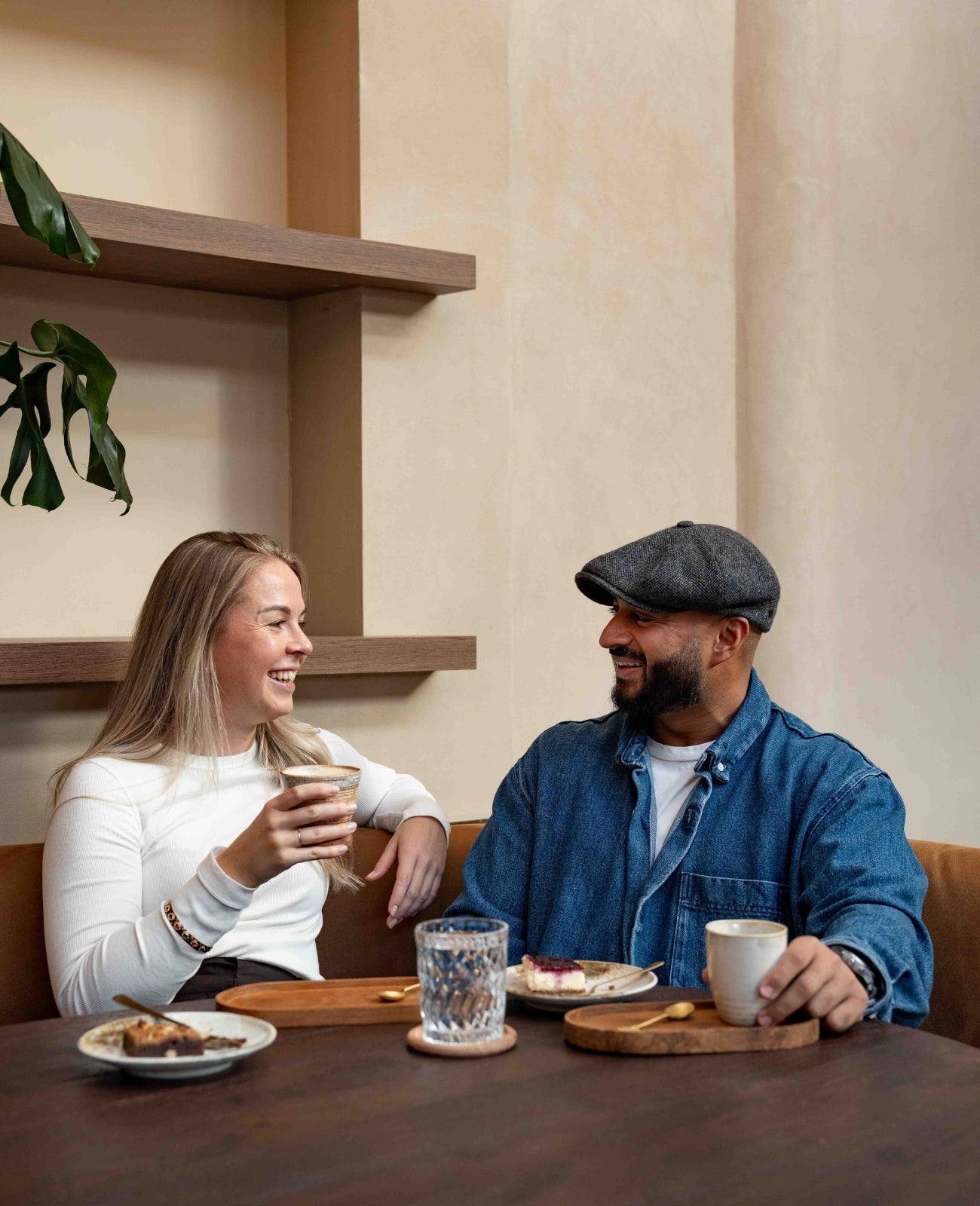 Nikki en Stephan, de oprichters van DIYOURTABLE, genieten samen van een gezellig koffiemoment aan een sfeervol gedekte tafel – het hart achter hun missie om mensen te verbinden aan tafel.