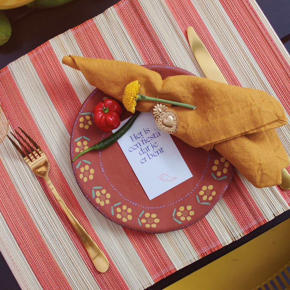 Zomerse tafelsetting met kleurrijke placemat, bord en Mexicaanse accenten uit de Louisa’s Fiesta-collectie.