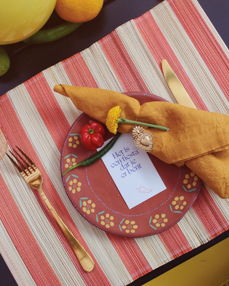 Zomerse tafelsetting met kleurrijke placemat, bord en Mexicaanse accenten uit de Louisa’s Fiesta-collectie.