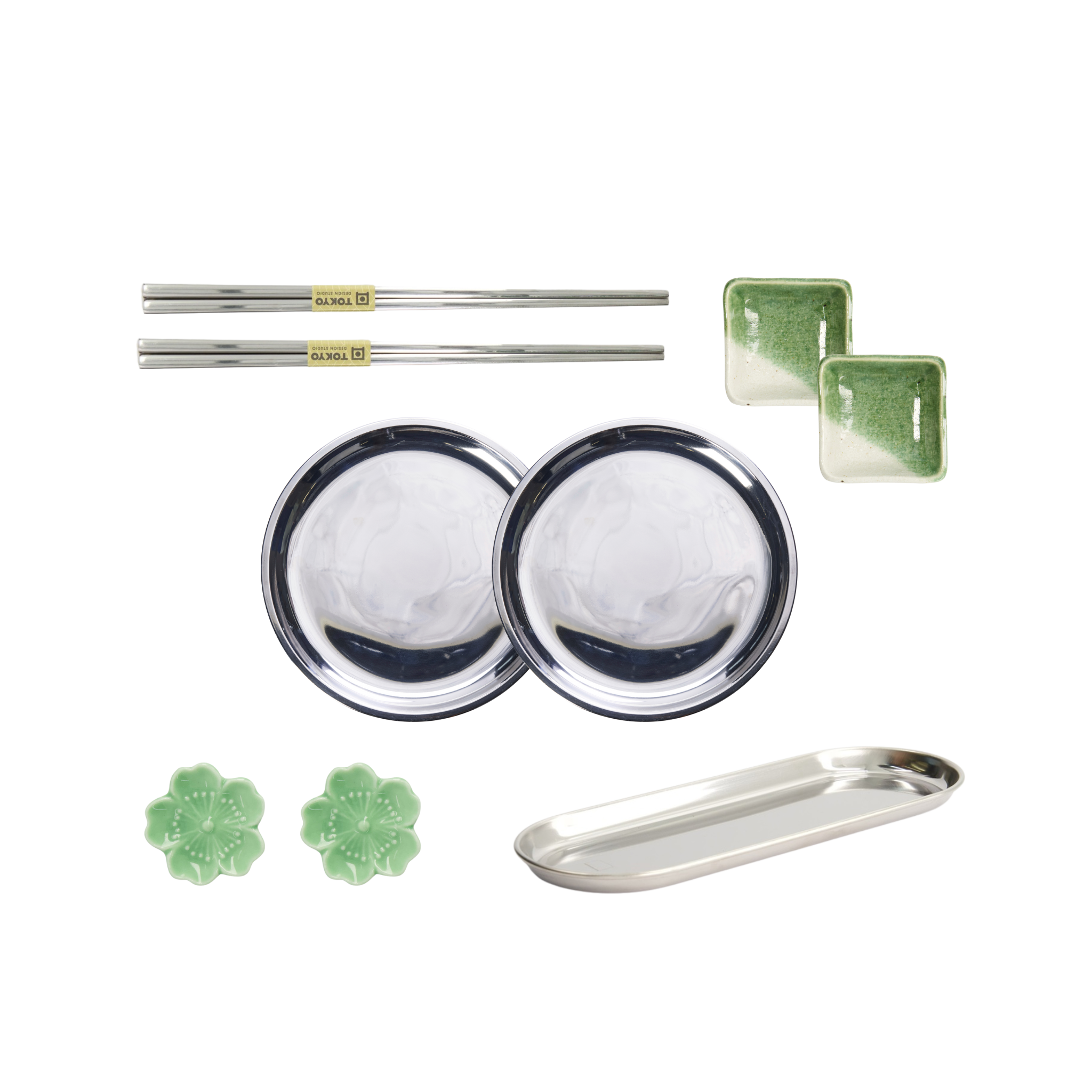 Stainless steel servies met groene accenten en Japanse details – een verfijnde, minimalistische tafelsetting vol rust en elegantie.