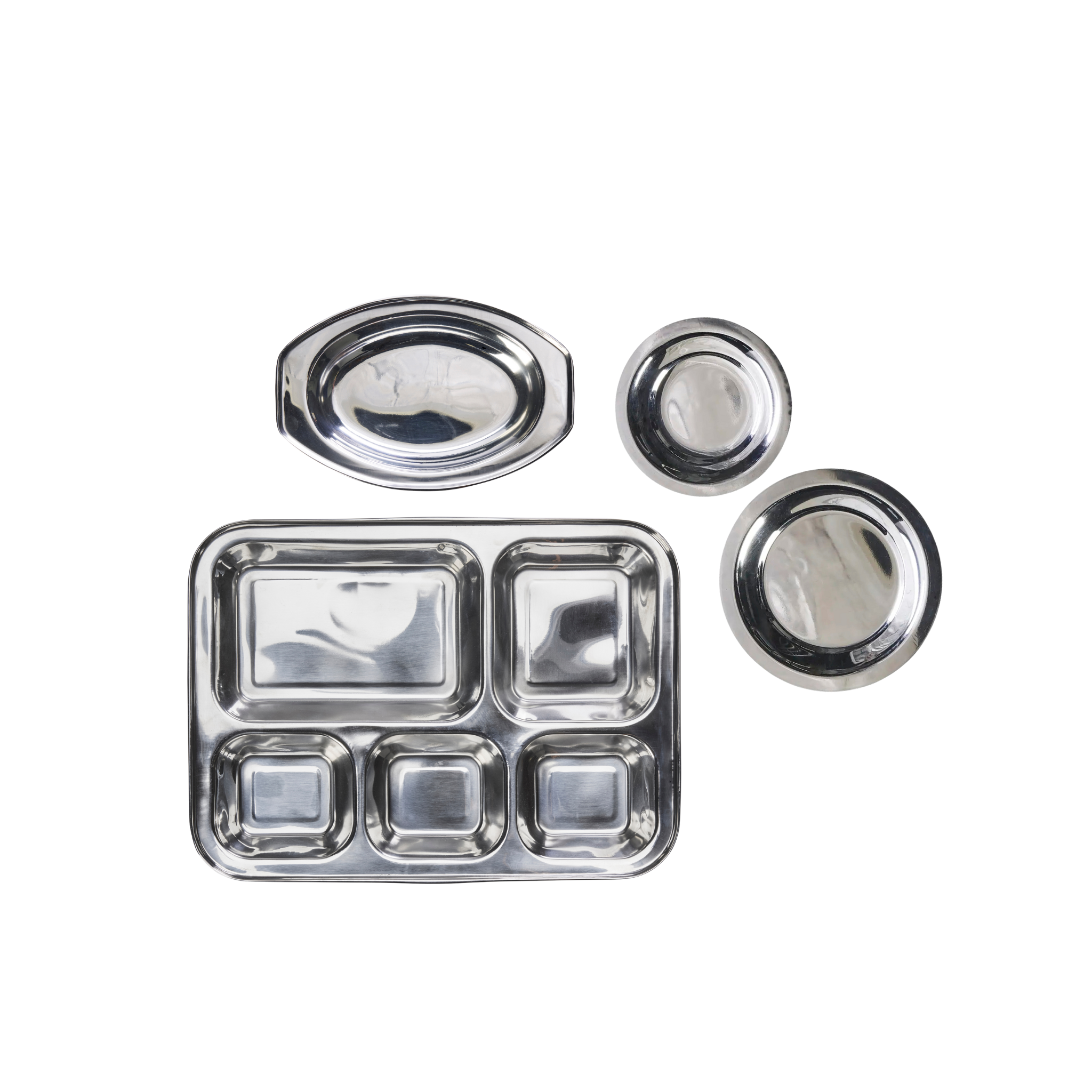 Stainless steel serveertrays en mini borden in een warme, minimalistische tafelsetting – perfect voor shared dining.
