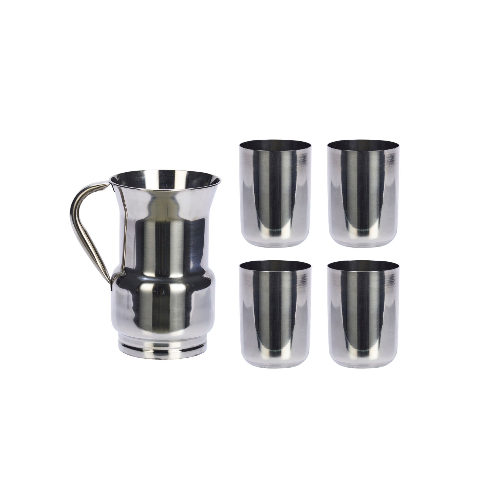 Stainless steel jug en cups in een warme, minimalistische tafelsetting – tijdloos design voor stijlvolle diners.