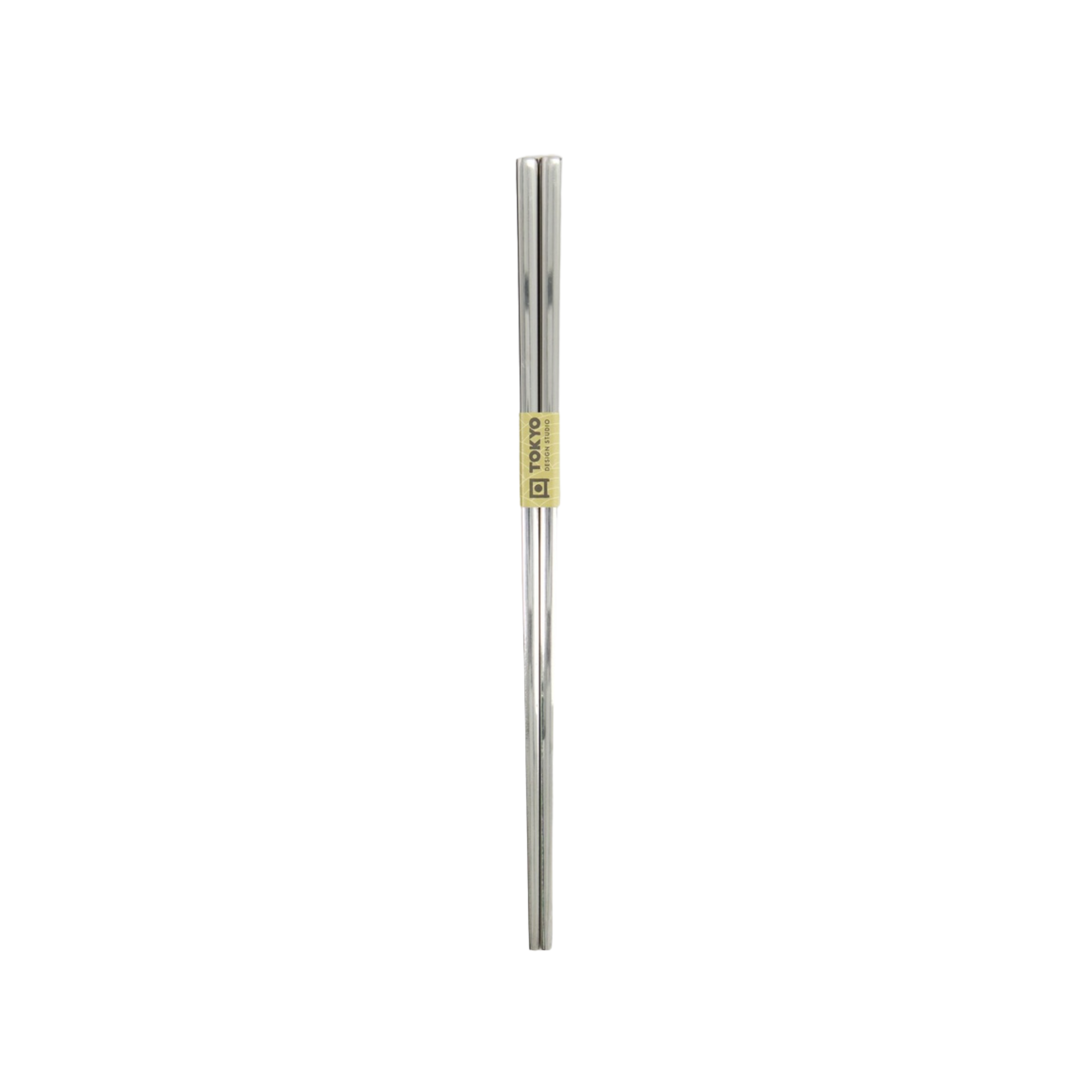 Stainless steel chopsticks in een moderne minimalistische tafelsetting – duurzaam, stijlvol en perfect voor sushi of Aziatische gerechten.