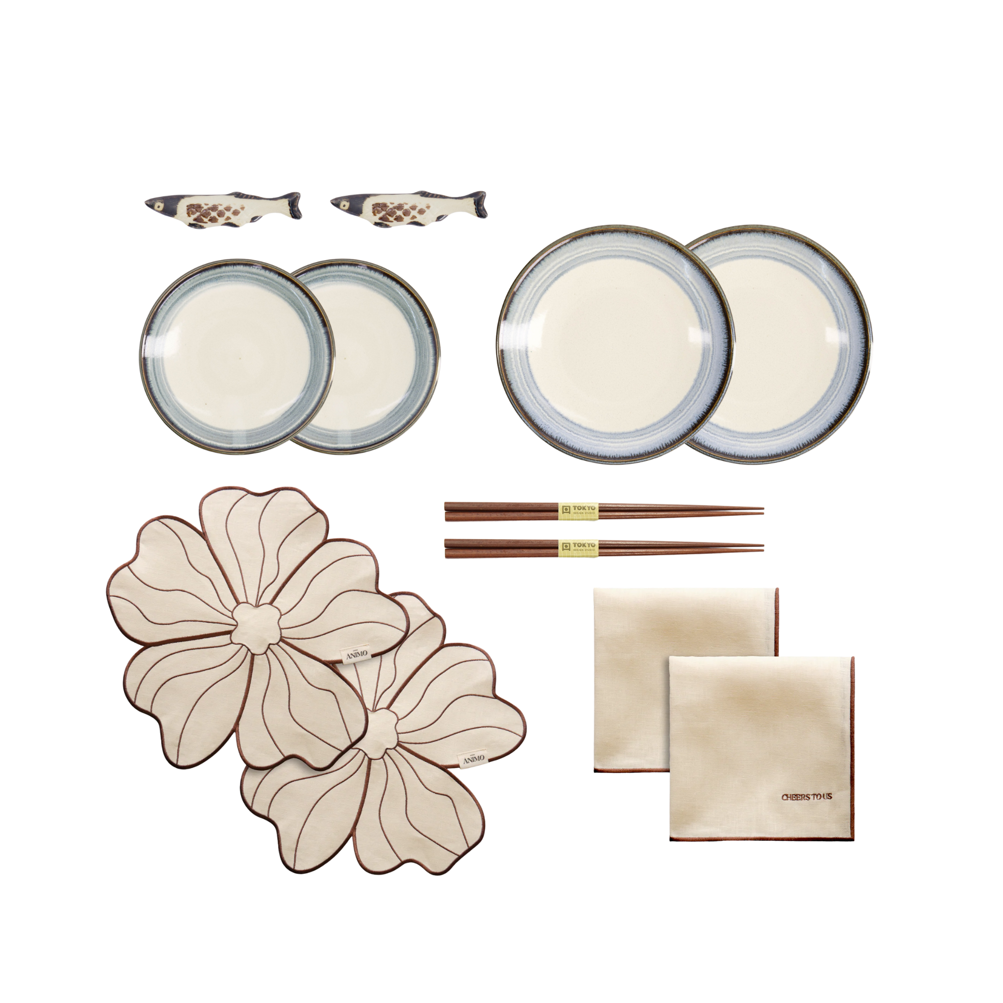 Combinatie van porseleinen borden, kommen, serveerschaal en tafelaccessoires in natuurlijke beige, bruine en lichtblauwe tinten uit de Seaside Stories collectie.