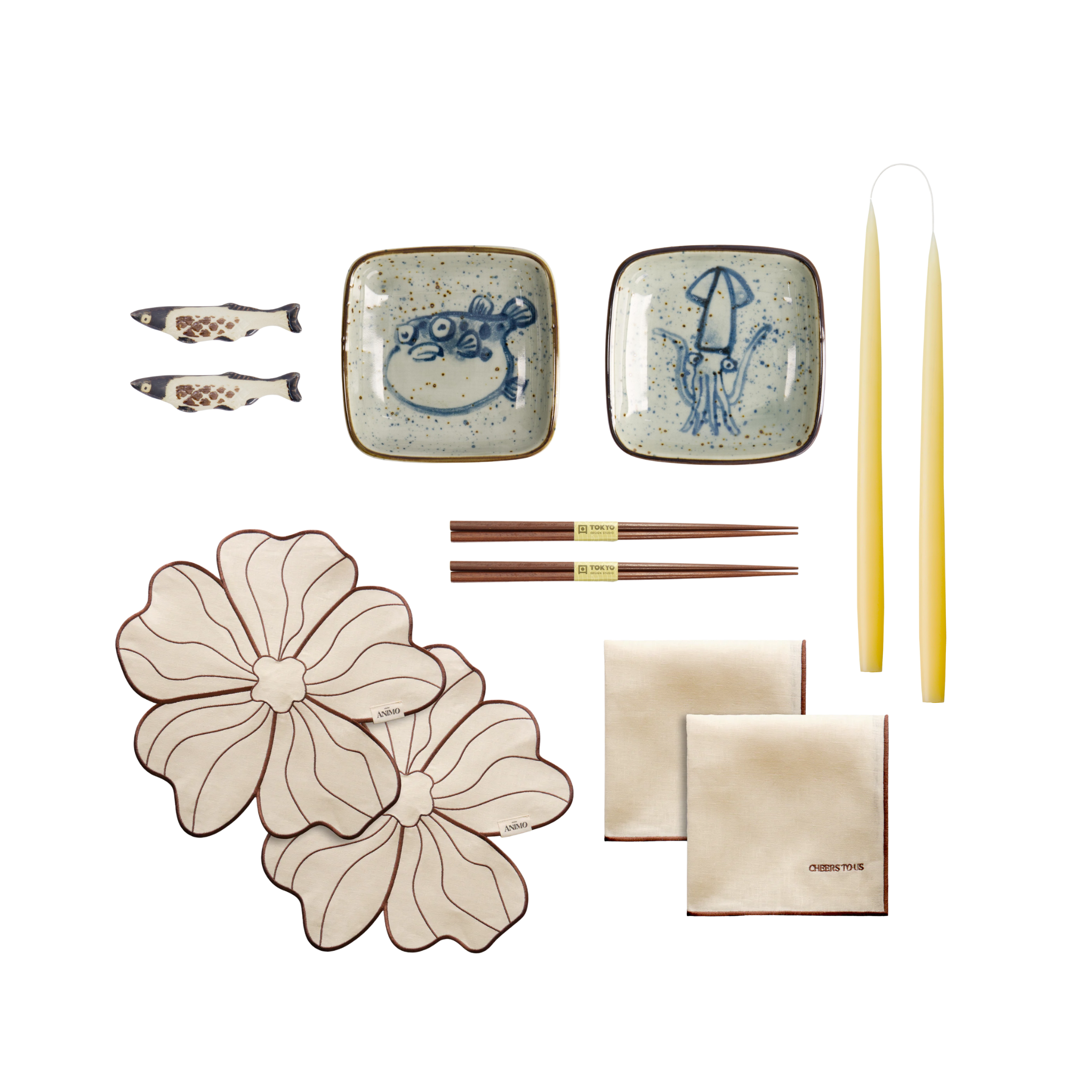 Combinatie van porseleinen borden, kommen, serveerschaal en tafelaccessoires in natuurlijke beige, bruine en lichtblauwe tinten uit de Seaside Stories collectie.