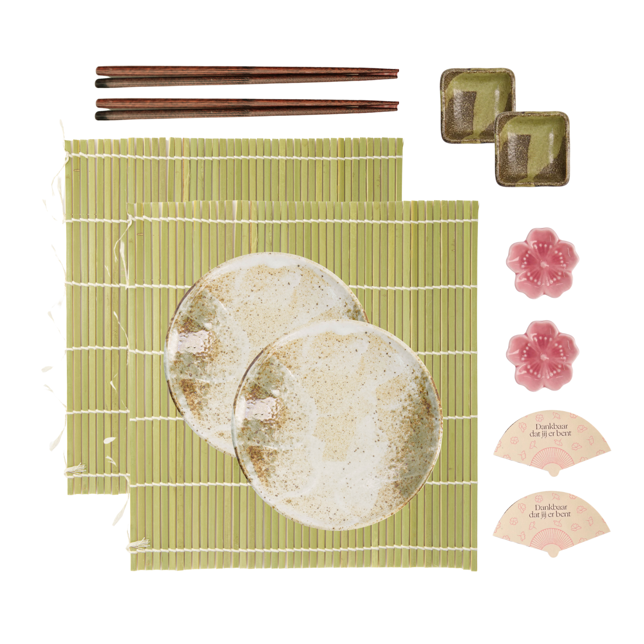 Bamboe placemat met Japanse eetstokjes, kersenbloesem eetstokjeshouder, soja saus schaaltjes, japandi yukishino porseleinen borden en dankbaarheidskaartje voor een japanse dinner date party