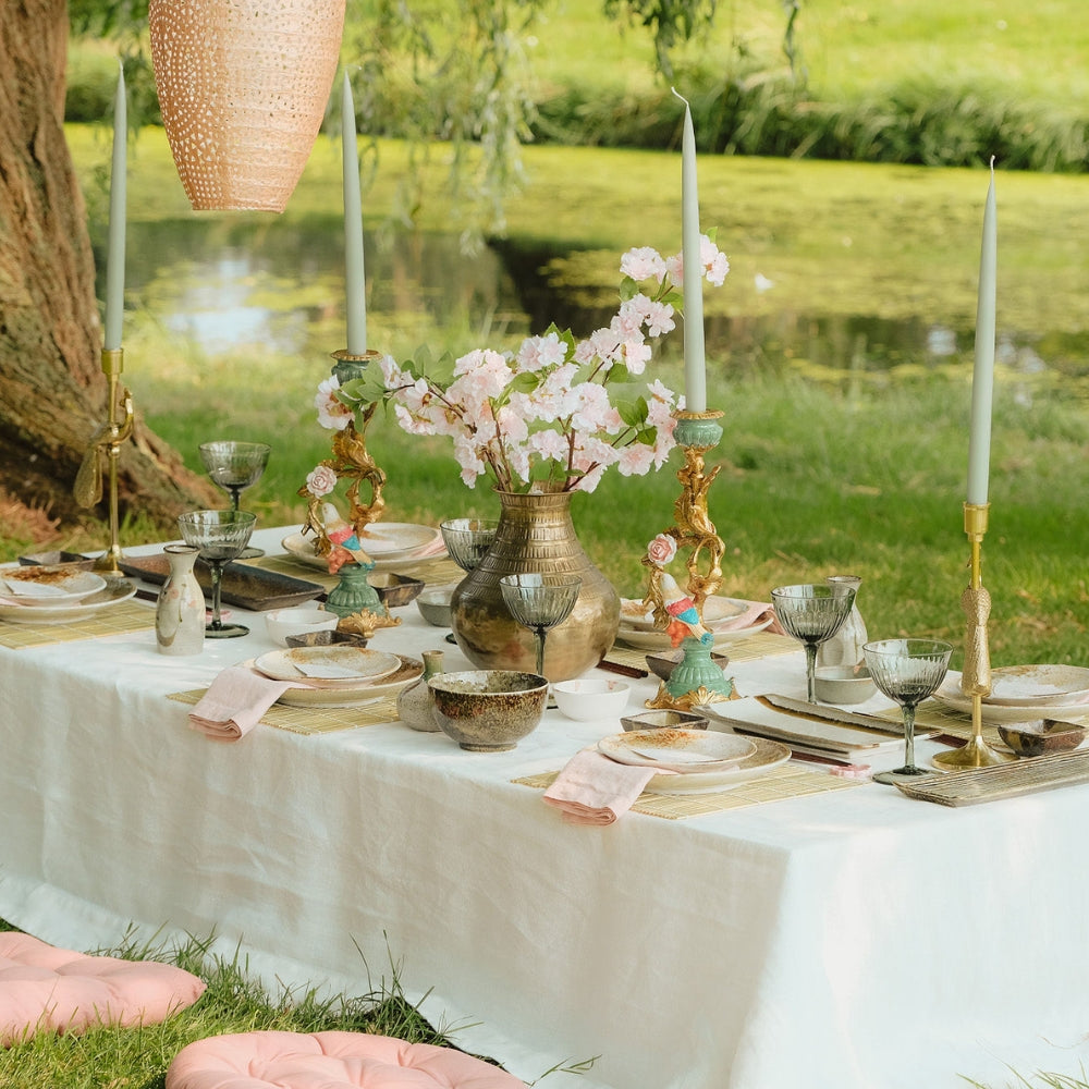 Japanse tafelsetting met zachte kleuren roze, salie groen en beige, perfect gestyled voor een aziatische dinner party