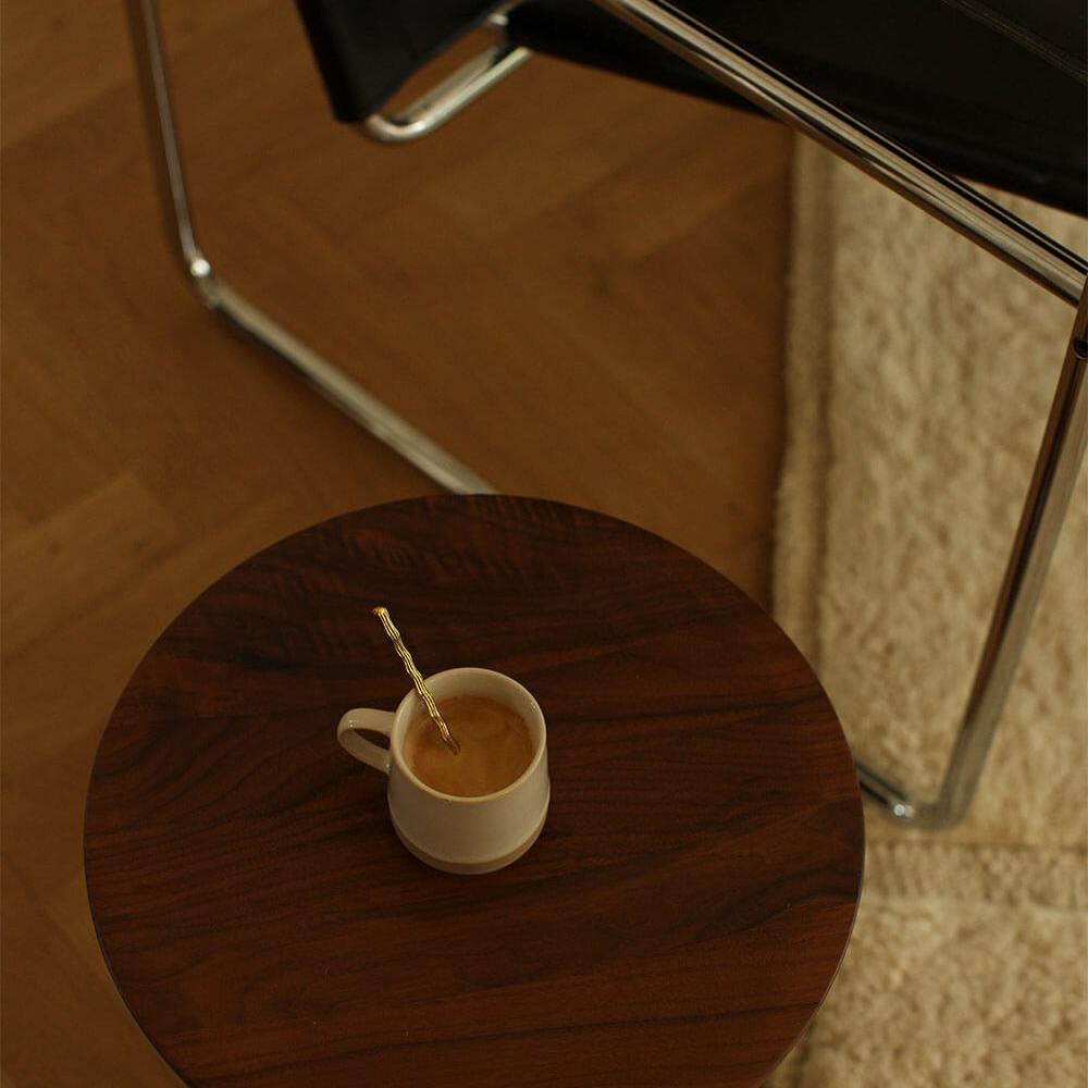 Koffiemoment met de Wavy Theelepel van Doing Goods - handgemaakt lepeltje van gerecycled messing