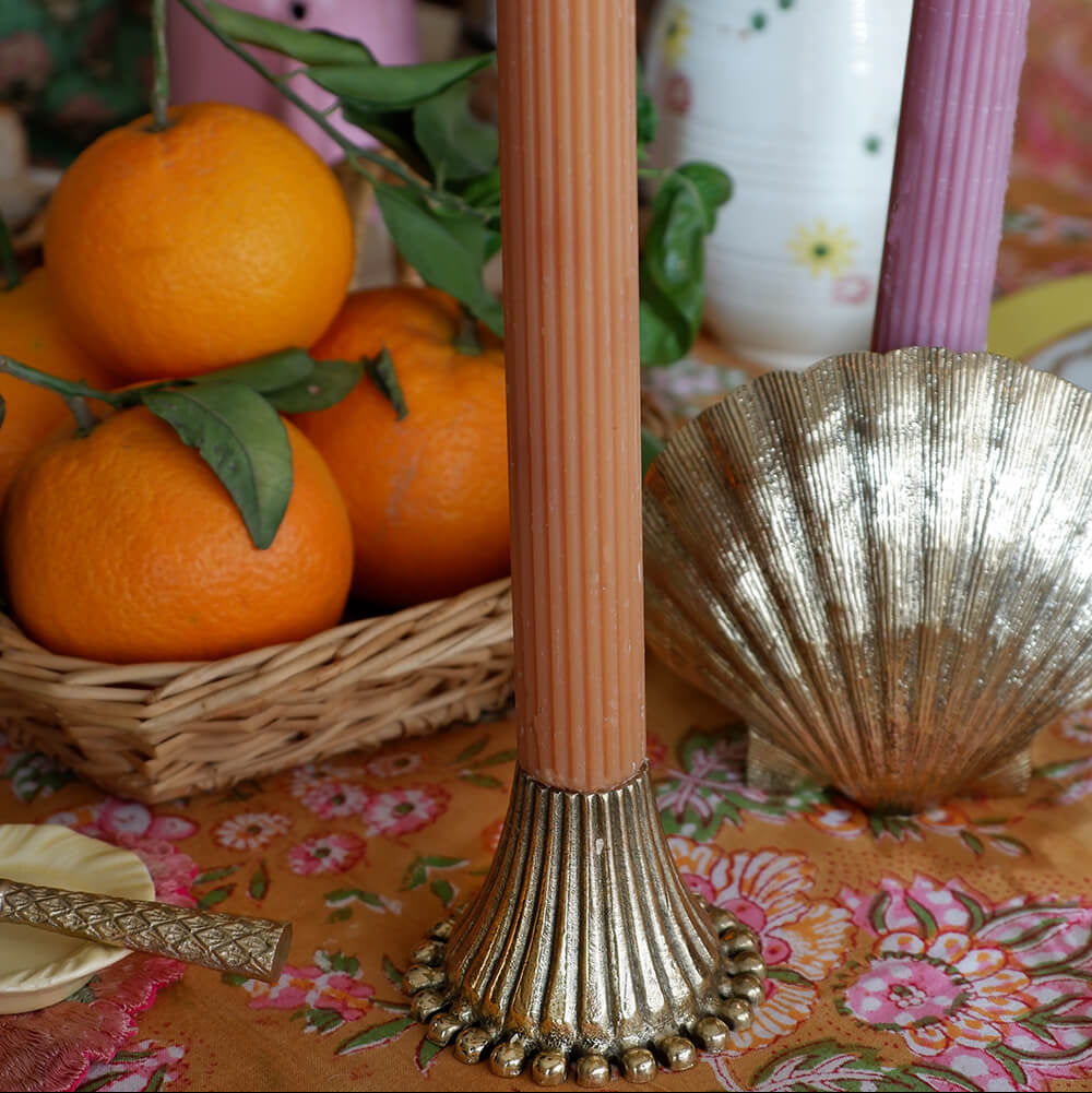 Gezellige tafelsetting met de Aya Kandelaar – unieke handgemaakte kandelaar uit India van Doing Goods