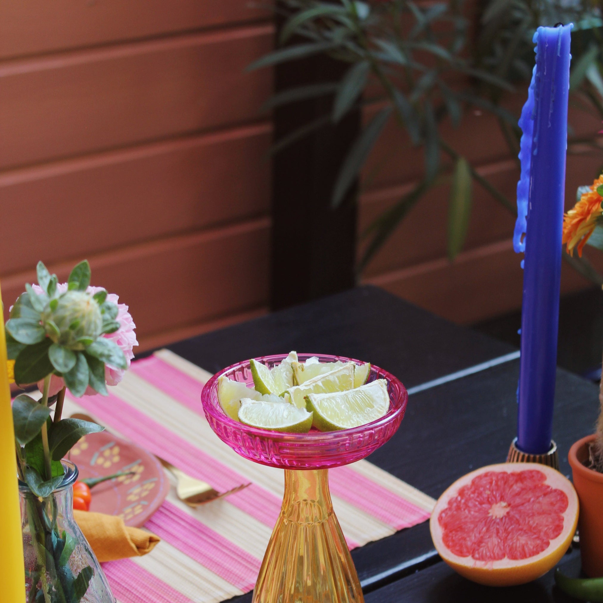 Kleurrijke dinerkaars uit de Louisa’s Fiesta collectie – zomerse tafelsetting geïnspireerd op Mexico, perfect voor een unieke dinner party.