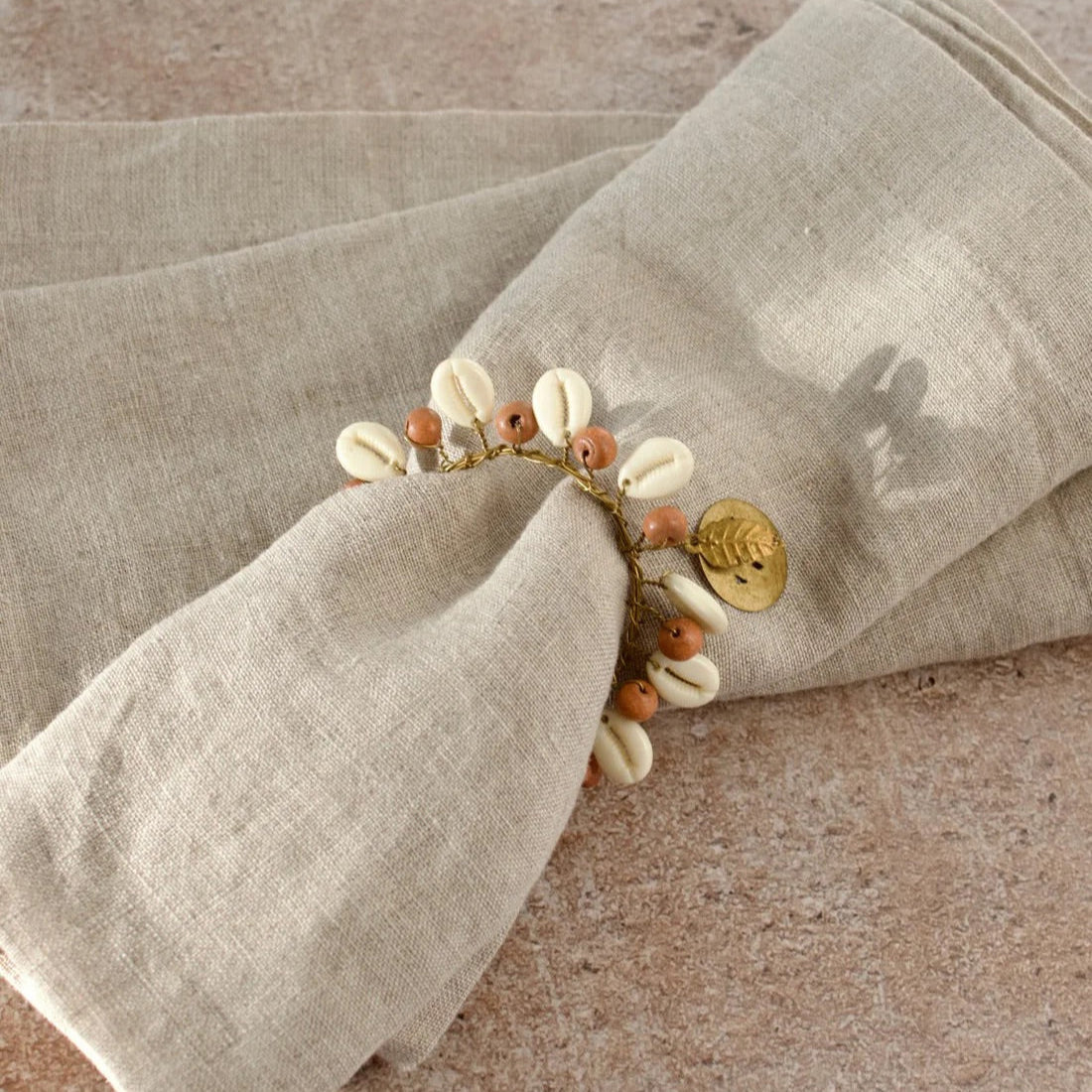 Decoratieve servetring met kleine imitatieschelpjes.