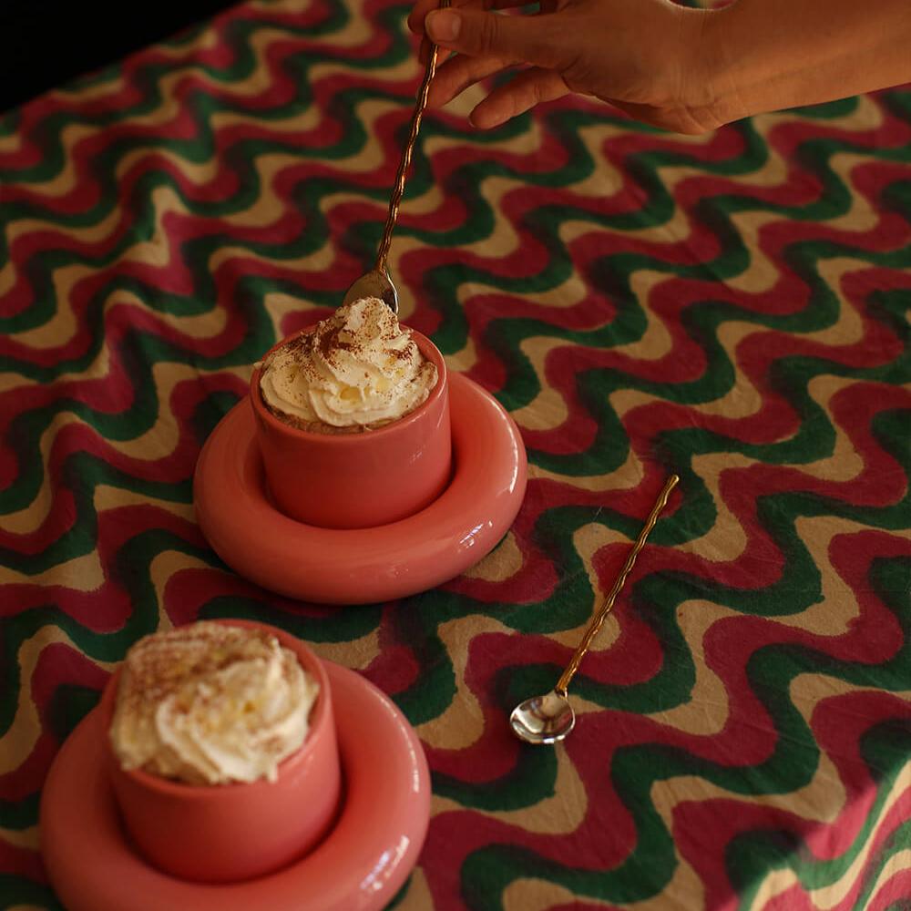 Feestelijke koffiesetting met de Wavy Latte Lepel Set van Doing Goofd- unieke handgemaakte lepels van gerecycled messing