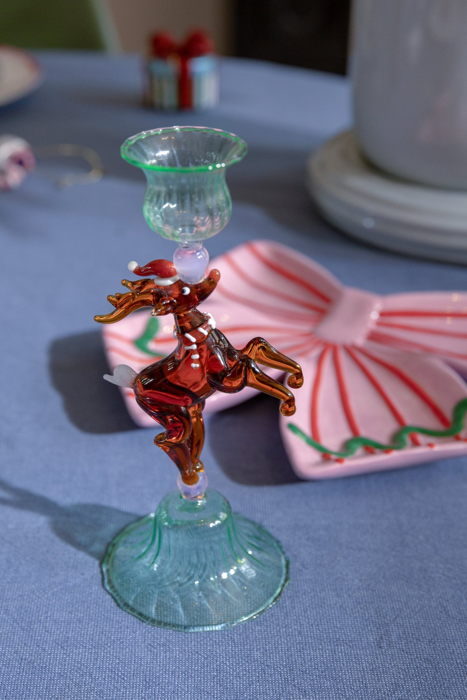 &Klevering handgeblazen kerst kandelaar met klassieke details voor een warme, feestelijke sfeer aan de kersttafel.