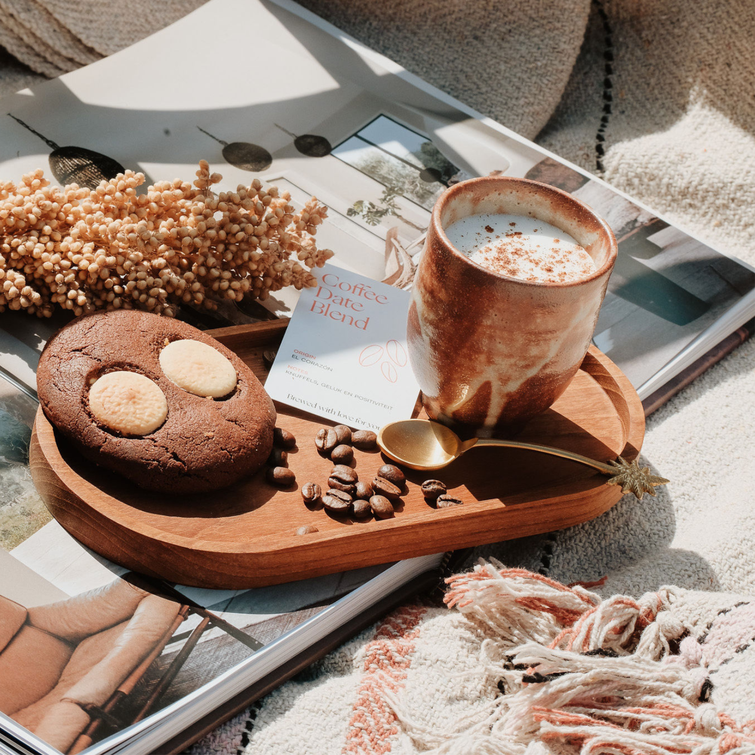 Aesthetic coffee date momentje in een zonnige setting met een porseleinen kopje van Tokyo Design op een ovalen houten dienblad van Original Home