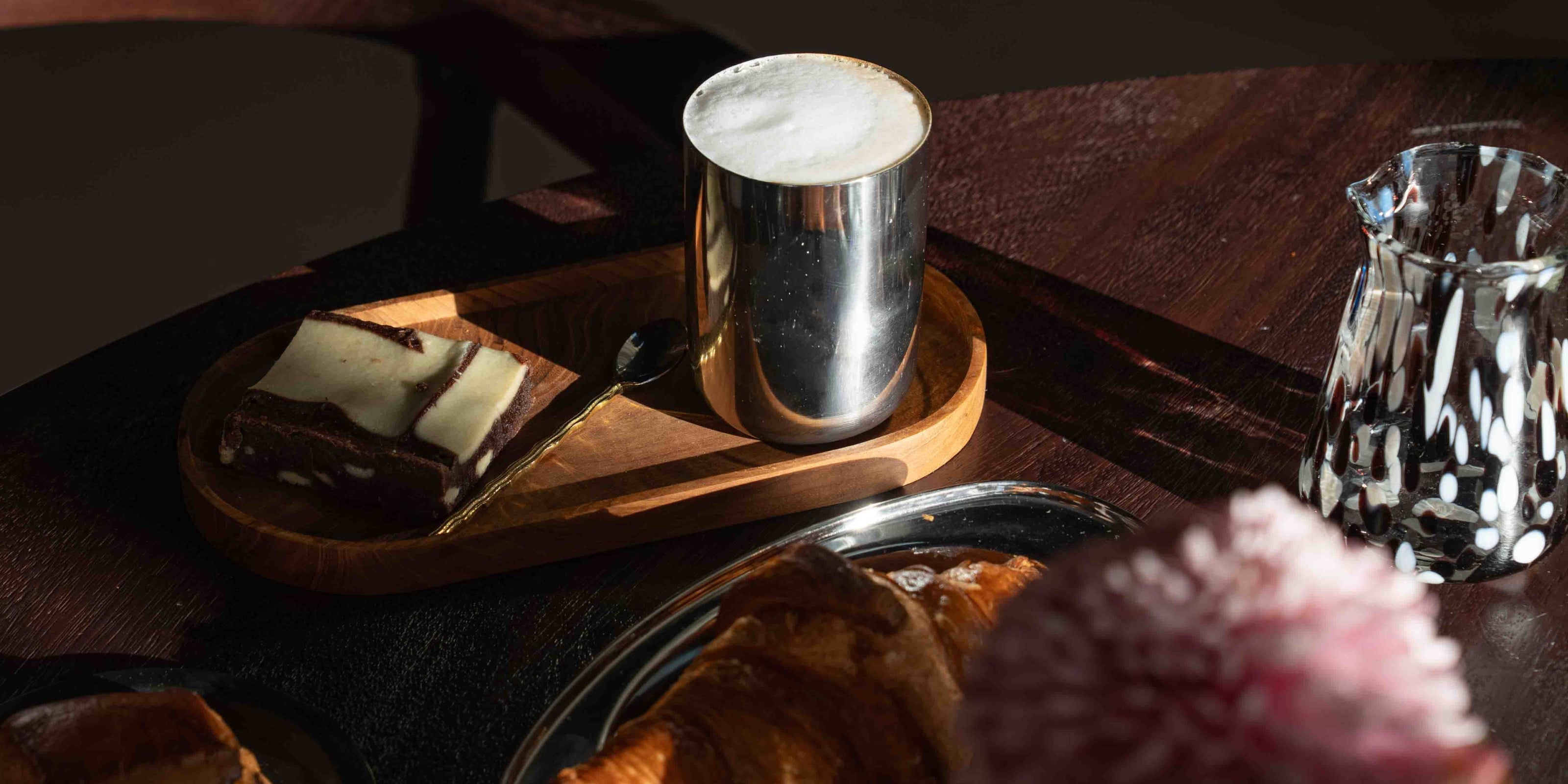 Stijlvolle koffietafel met roestvrijstalen accenten uit de Steel Your Table collectie – een moderne en elegante setting voor een rustig moment aan tafel.