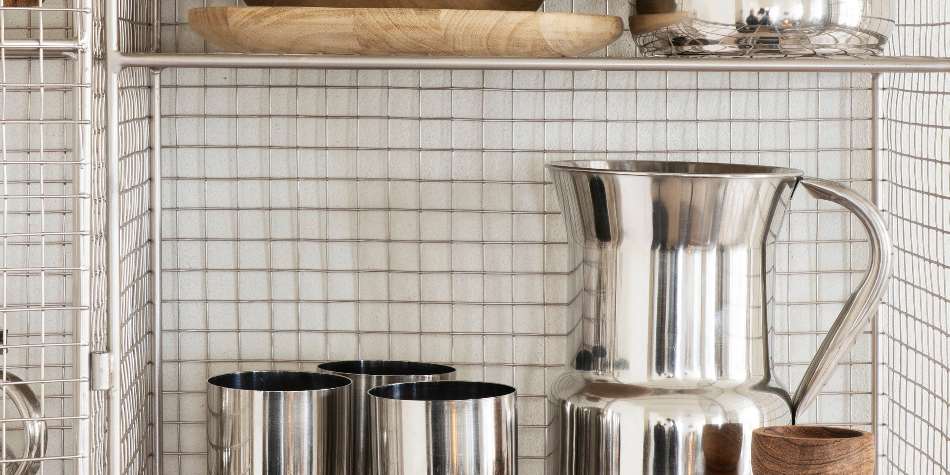 Steel your table collectie – moderne stainless steel tafeldecoratie voor een esthetische look met een minimalistische tafelsetting en duurzaam design.
