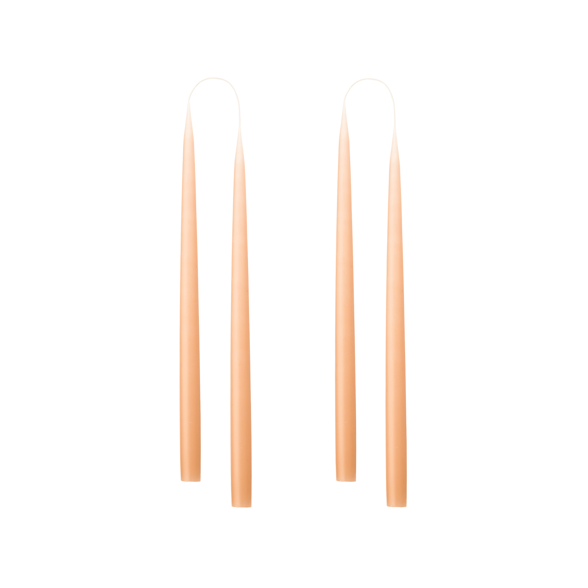 Handgedipte peach kleurige dinerkaars van Kunstindustrien, luxe en milieuvriendelijk, perfect voor een warme en stijlvolle tafelsetting.