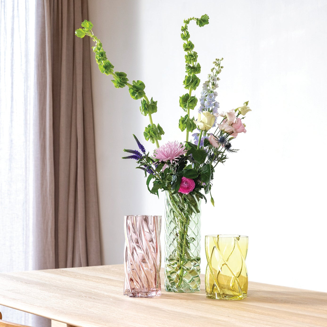 Marshmallow vaas van &Klevering. Unieke vorm die je bloemen de perfecte shine geeft. Brengt kleur en een speels effect in huis.