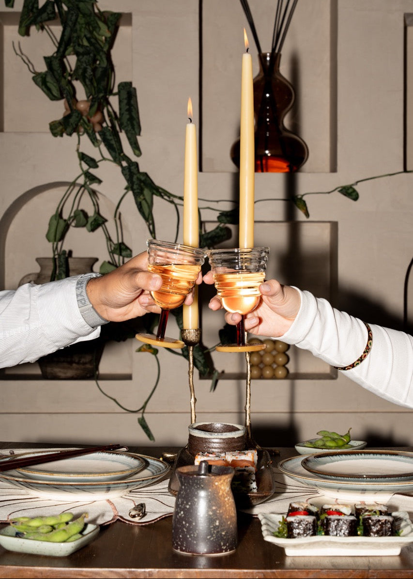 Gedekte tafel in natuurlijke beige, bruine en lichtblauwe tinten met porseleinen servies en warme tafeldecoratie uit de Seaside Stories collectie.
