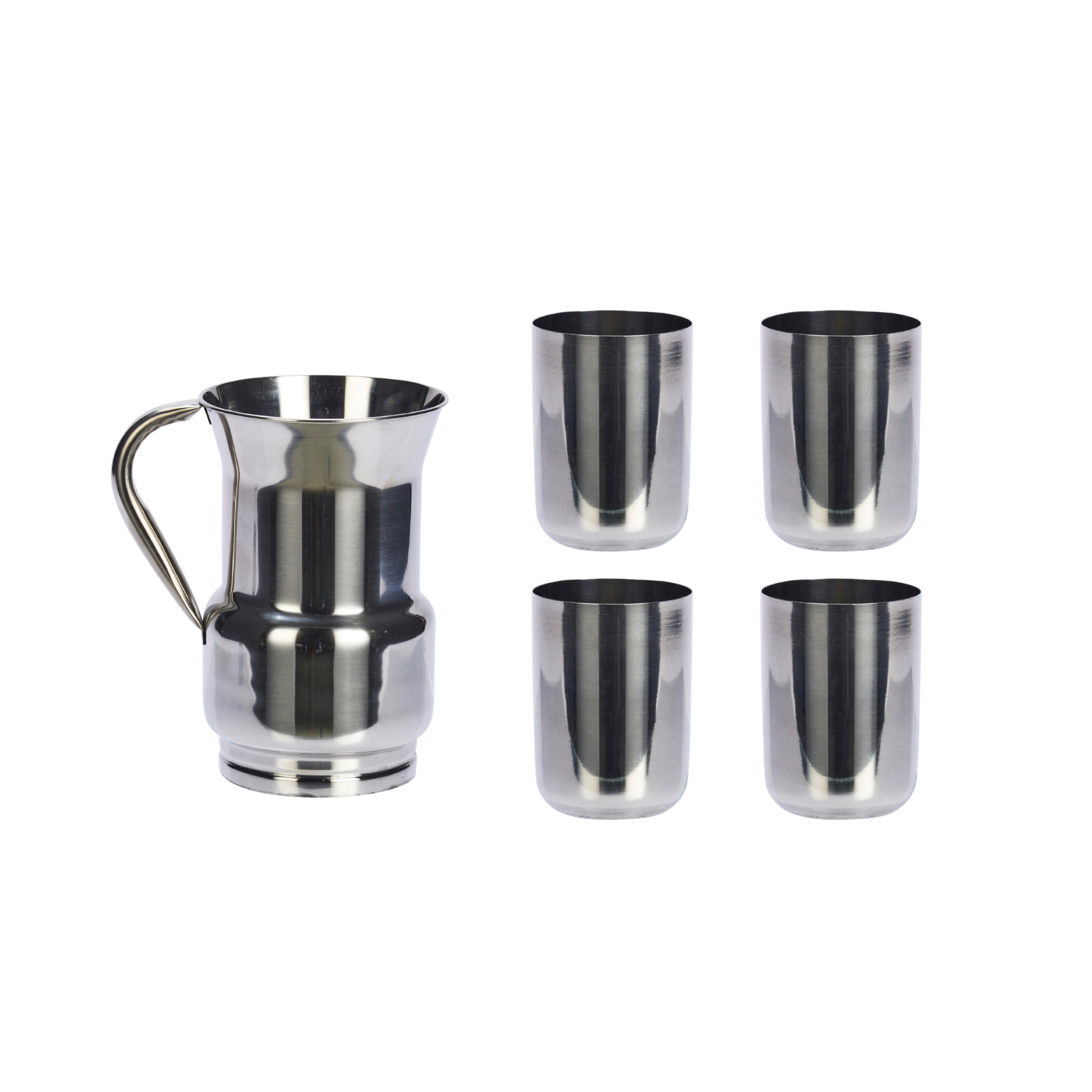 Stainless steel jug en cups in een warme, minimalistische tafelsetting – tijdloos design voor stijlvolle diners.
