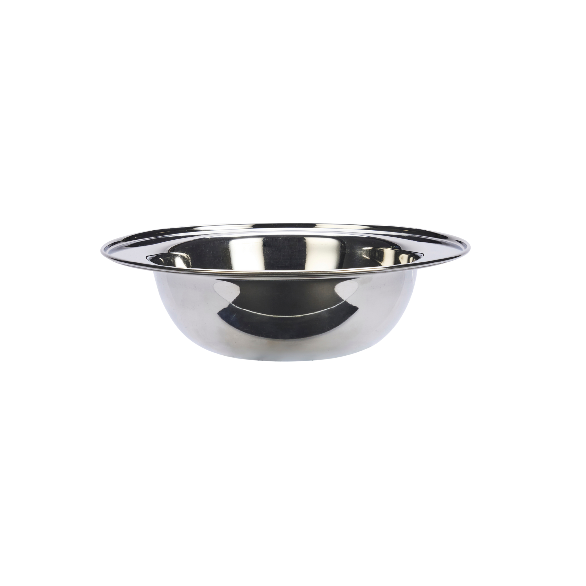 Stainless steel kom gevuld met verse salade en brood op een sfeervolle, minimalistische tafelsetting.