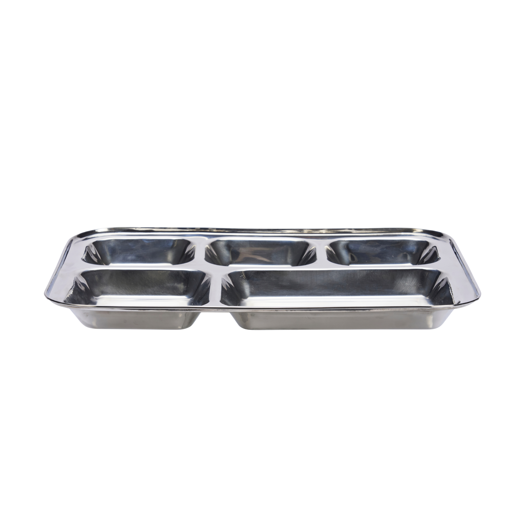 Stainless steel food tray gevuld met vers brood en fruit op een minimalistische tafelsetting.