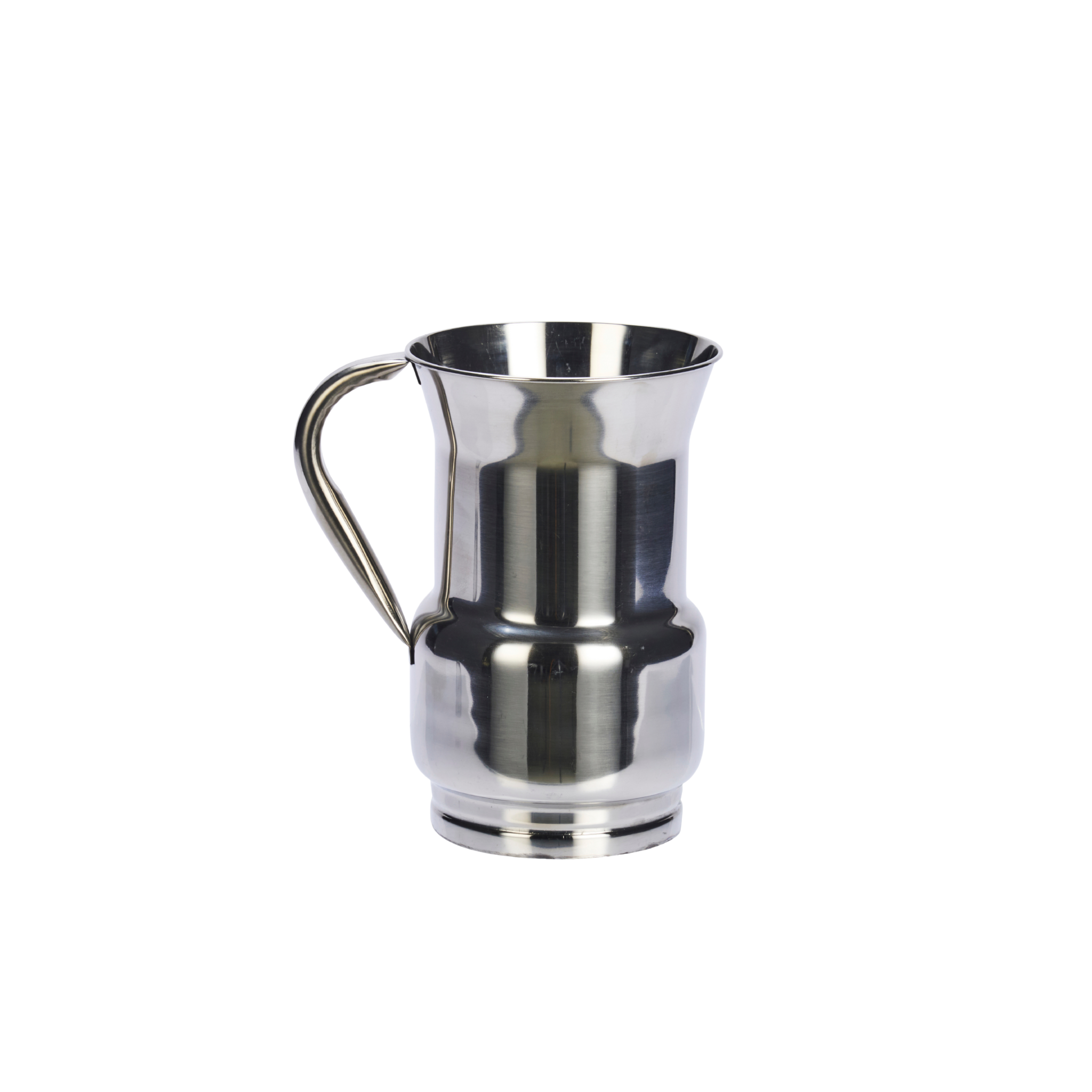 Stainless steel jug gevuld met water en glazen ernaast op een minimalistische tafelsetting.