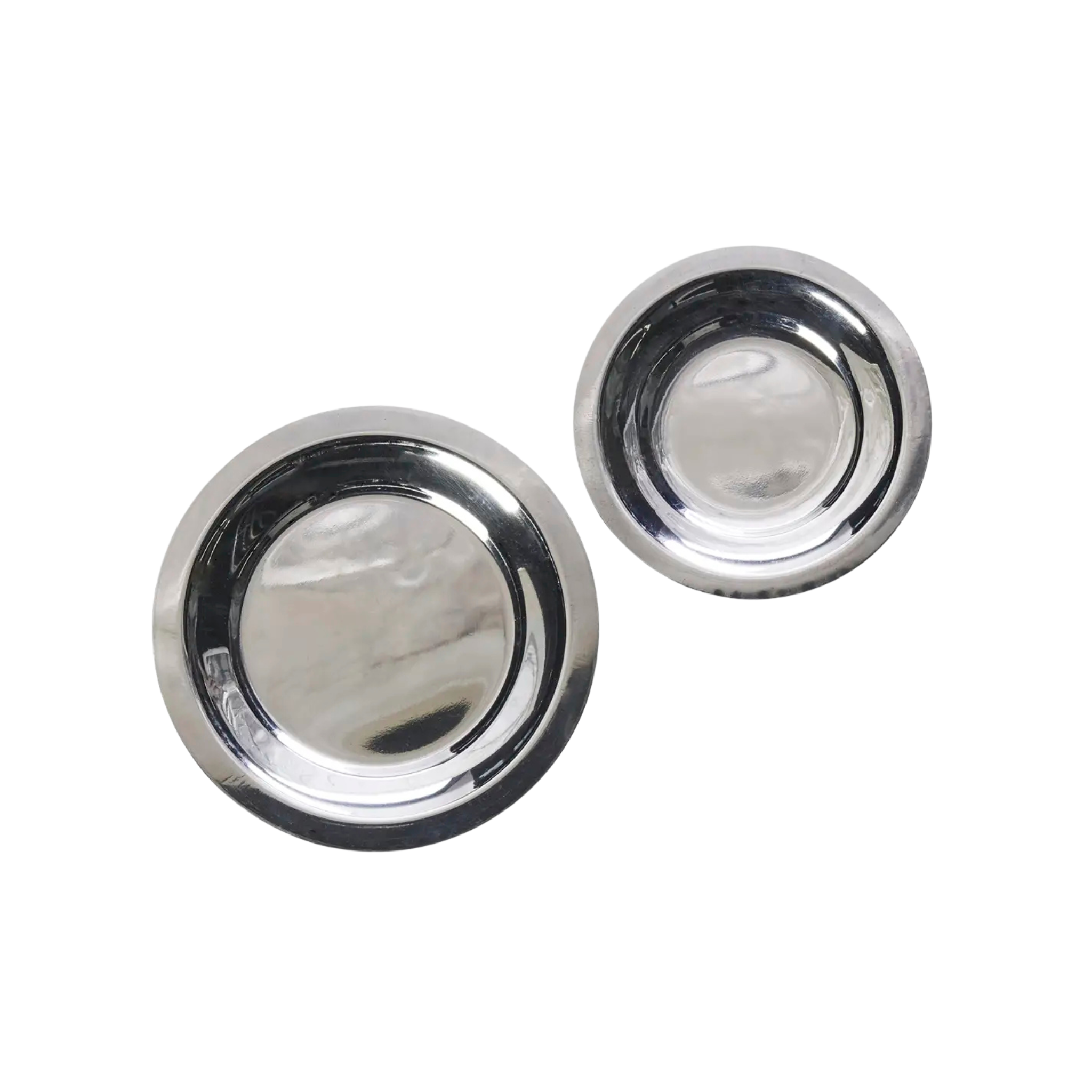 Stainless steel mini plates met gebak en hapjes op een sfeervolle café at home tafelsetting.