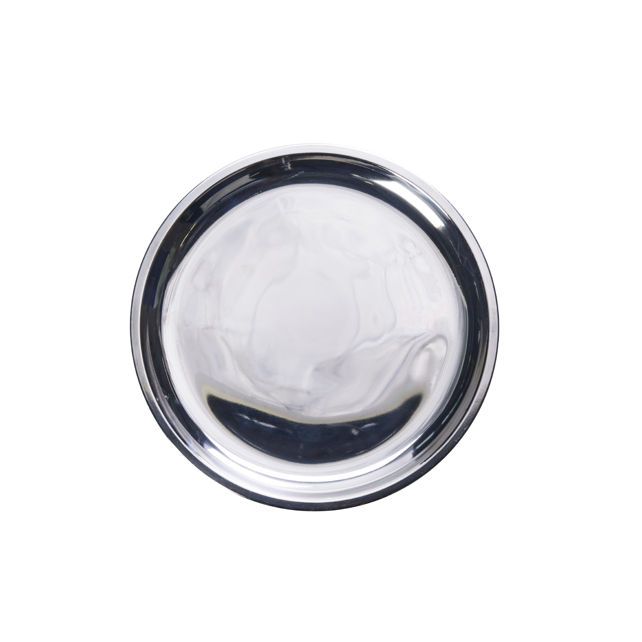 Stainless steel plate met een salade en brood op een sfeervolle, moderne tafelsetting.