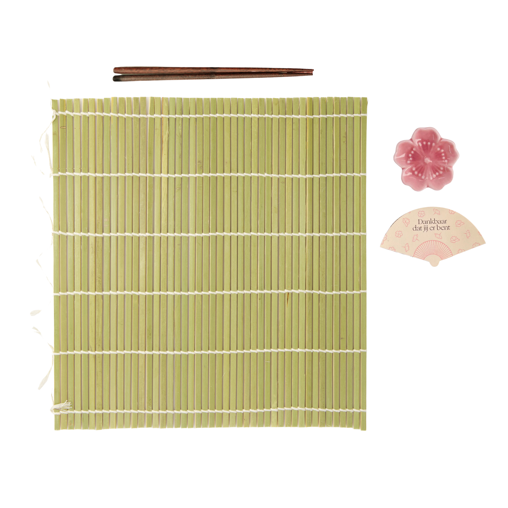 Bamboe placemat met Japanse eetstokjes, kersenbloesem eetstokjeshouder en dankbaarheidskaartje voor een Sushi Date themabox.